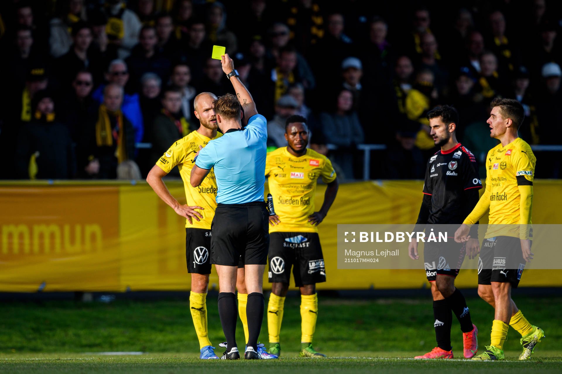 Mjällbys Viktor Gustafson får en varning