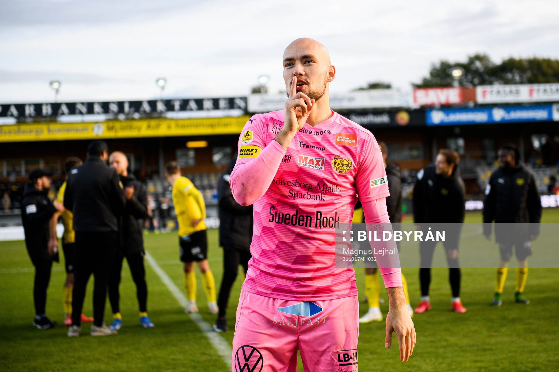 Mjällbys målvakt Carl-Johan Eriksson jublar