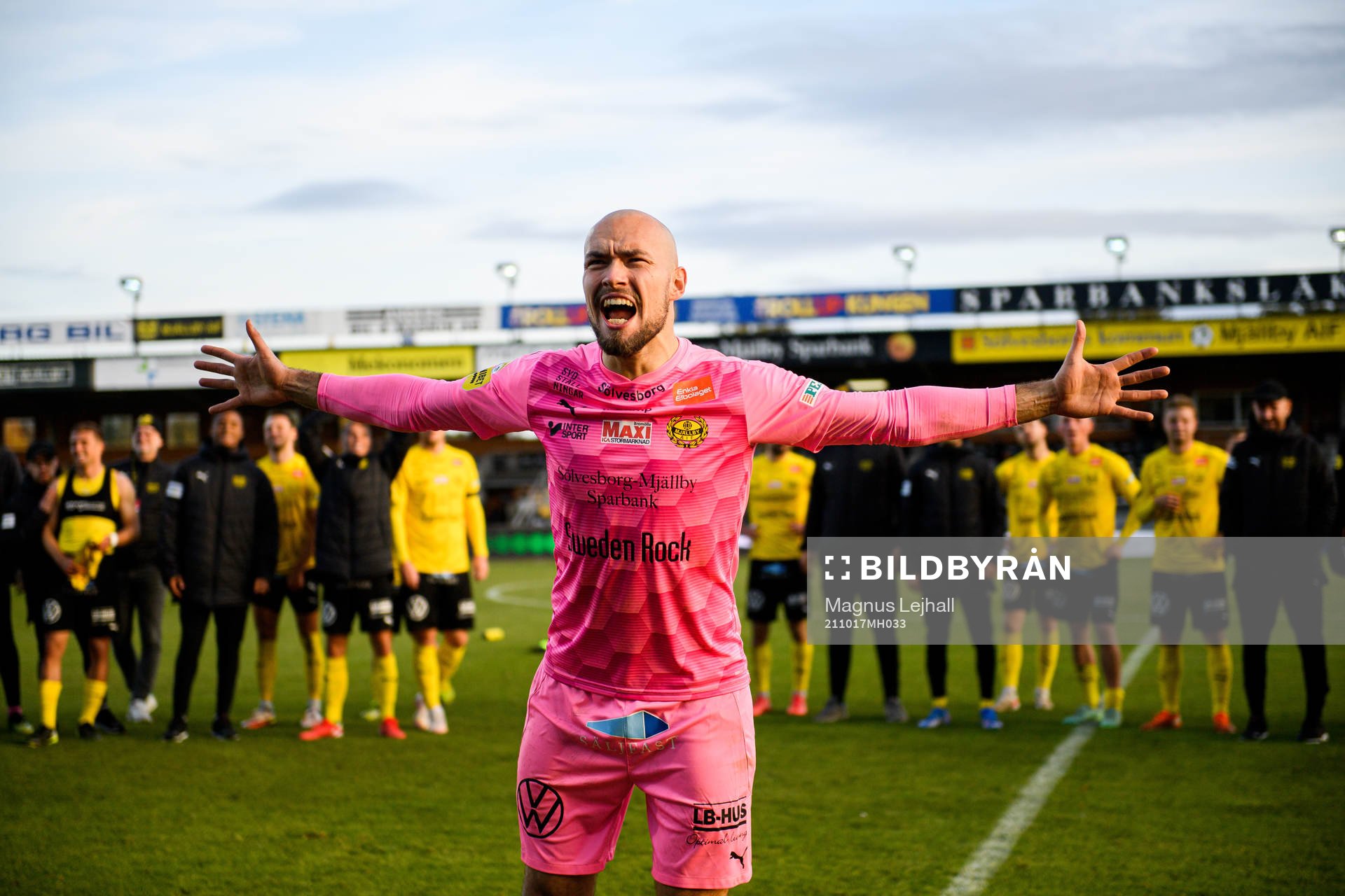Mjällbys målvakt Carl-Johan Eriksson jublar