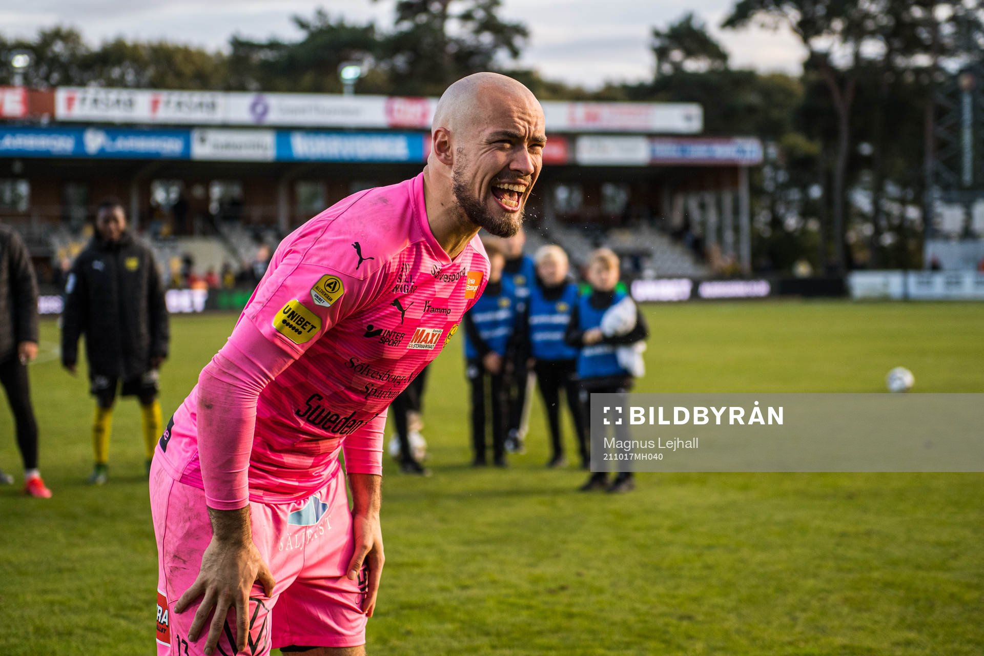 Mjällbys målvakt Carl-Johan Eriksson jublar