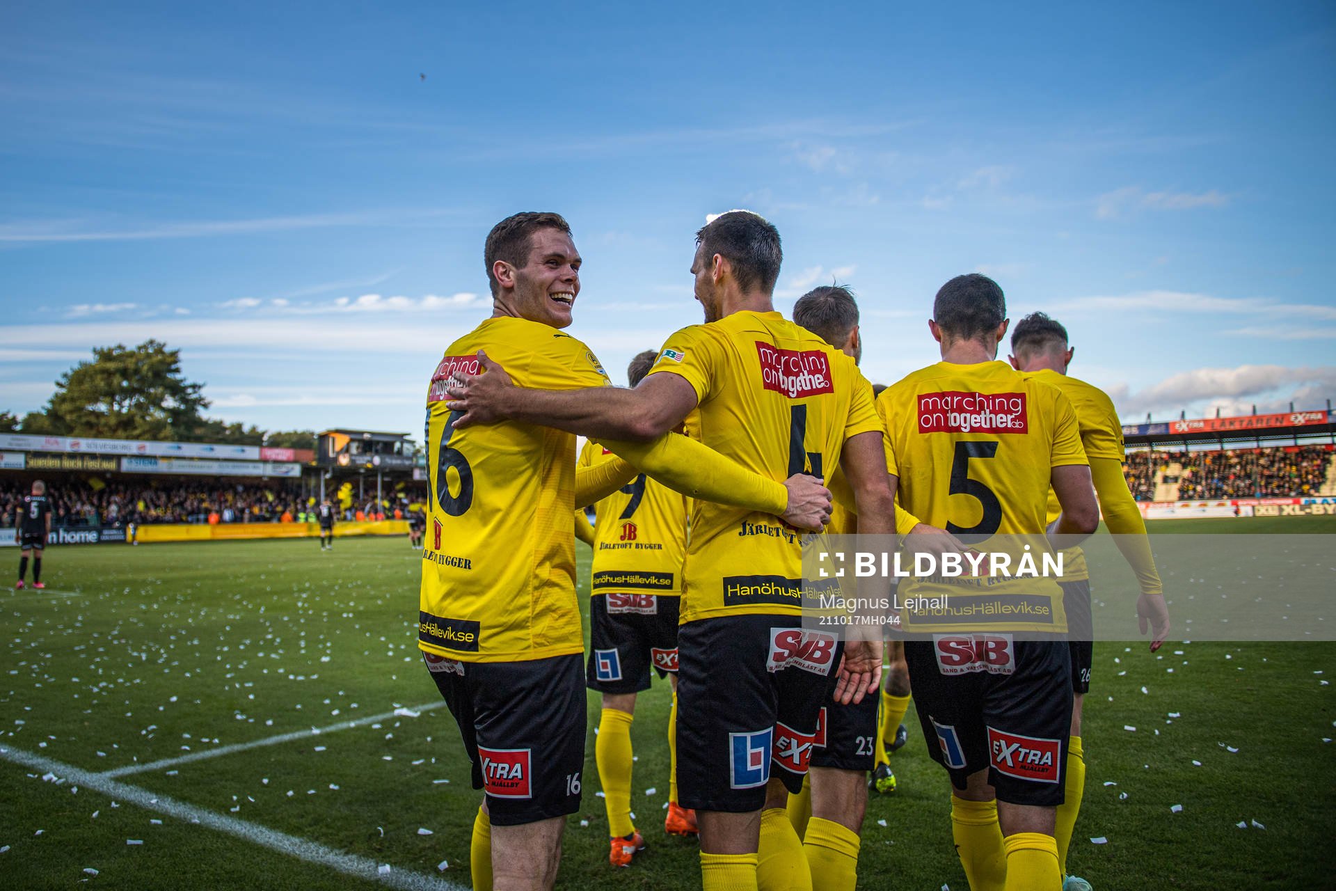 Mjällbys Jacob Bergström  jublar med lagkamraterna