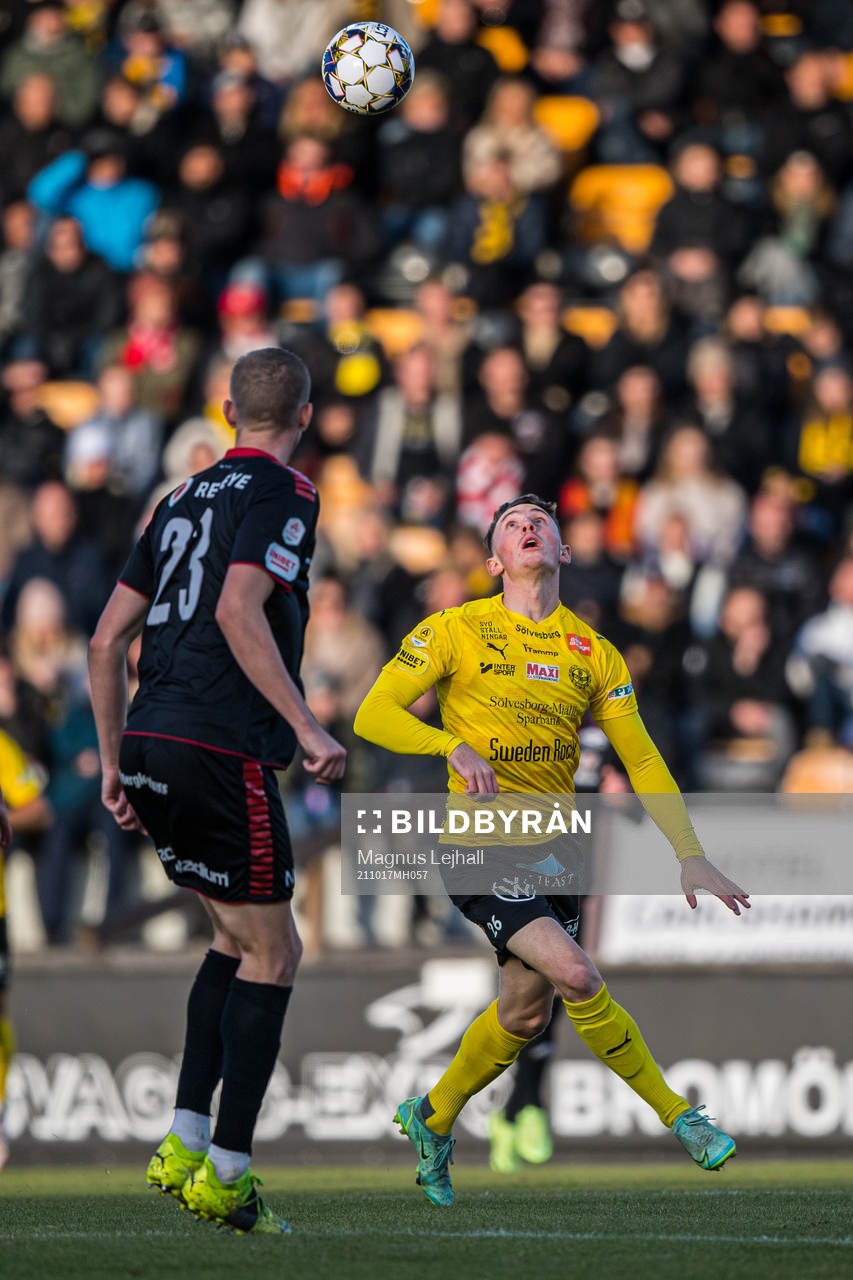 Mjällbys Noah Persson  och Kalmars Johan Stenmark