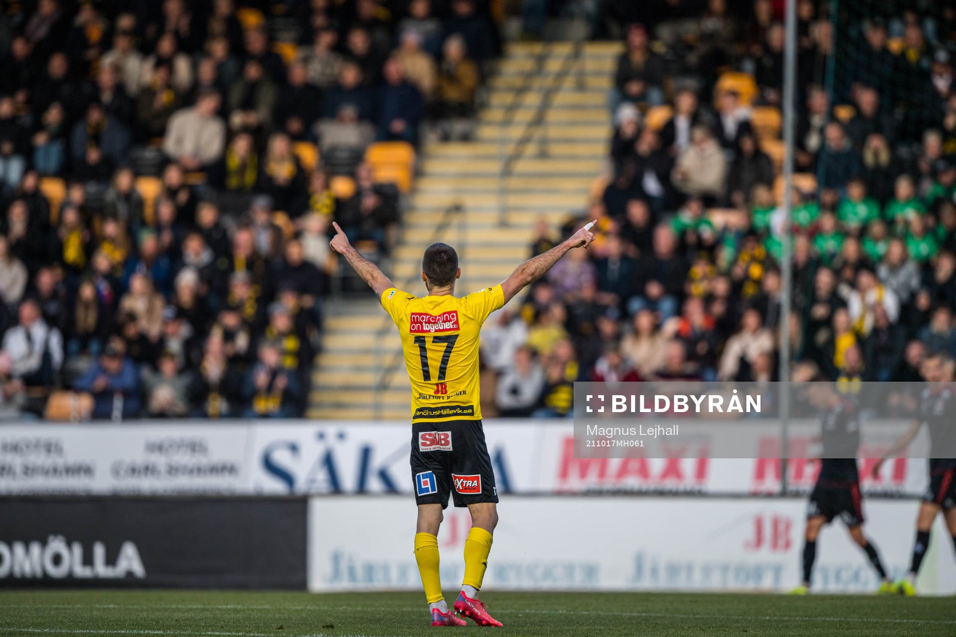Mjällbys Carlos Moros Gracia  jublar under fotbollsmatchen i Allsvenskan mellan Mjällby och Kalmar den 17 oktober 2021 i Hällevik. 