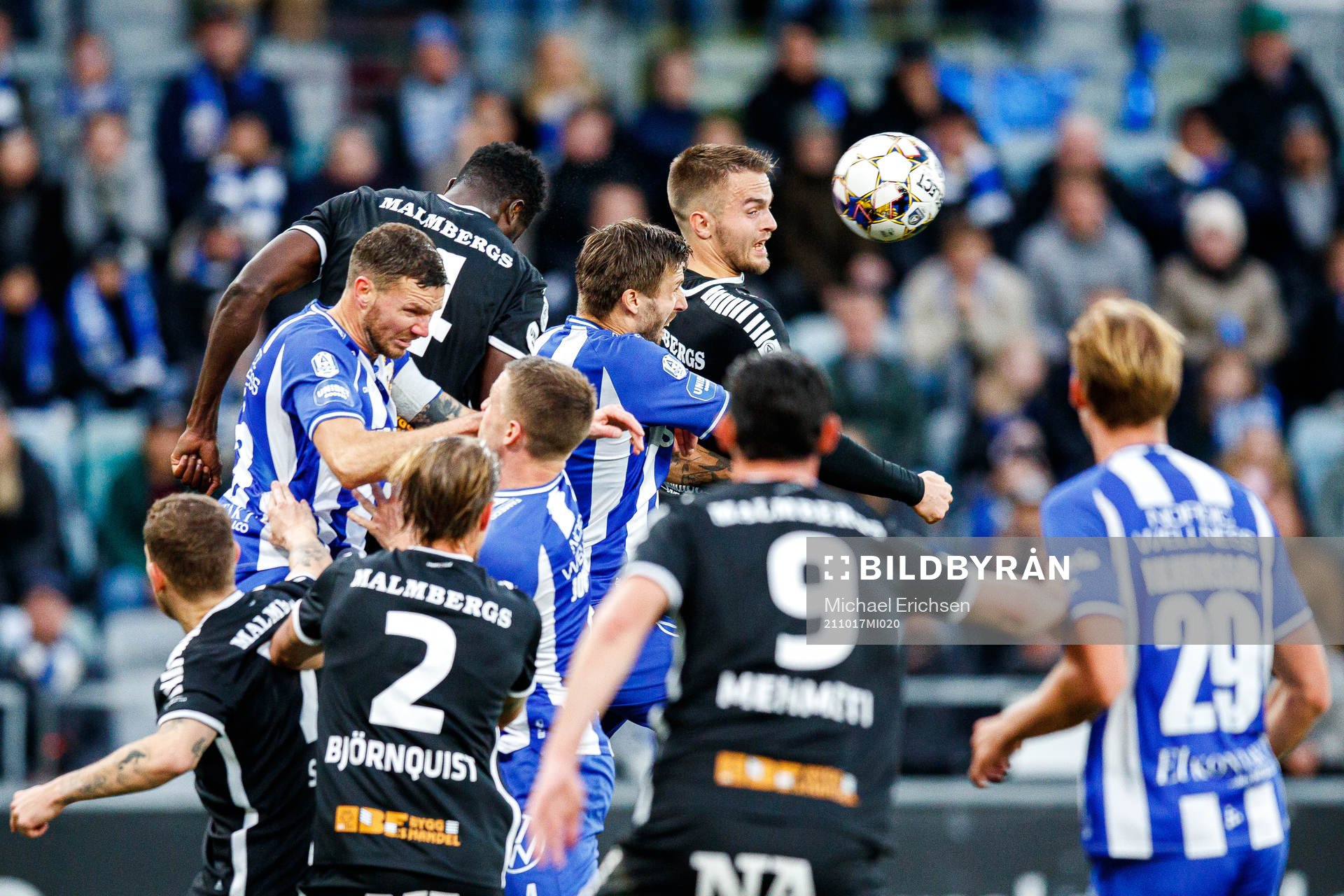Örebros Nasiru Moro i en luftduell med IFK Göteborgs Marcus Berg och Mattias Bjärsmyr under fotbollsmatchen i Allsvenskan mellan IFK Göteborg och Örebro den 17 oktober 2021 i Göteborg.