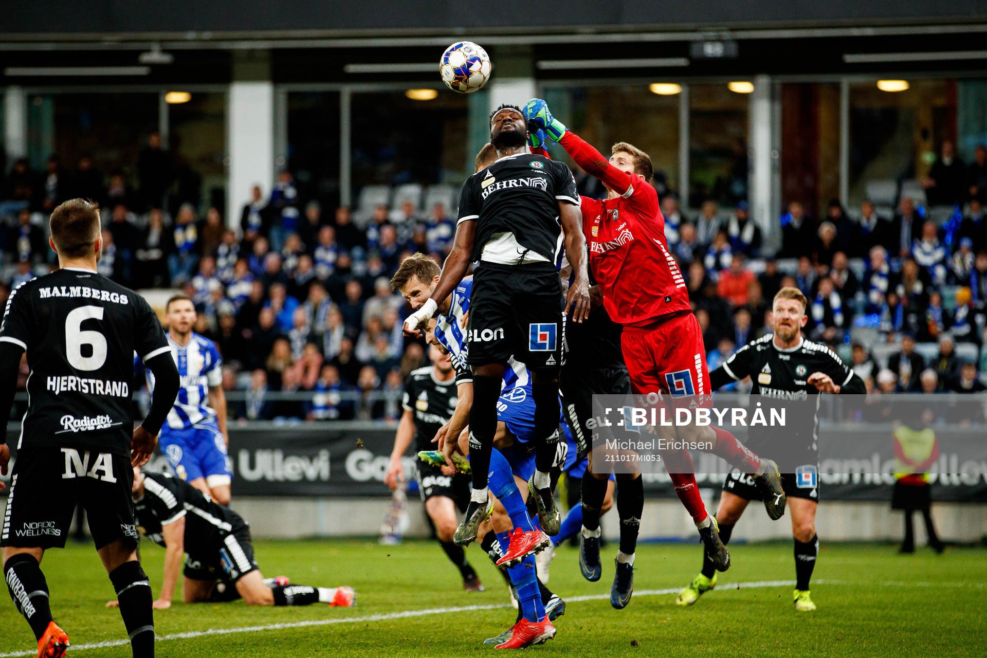 Örebros Nasiru Moro och målvakt Bobby Allain