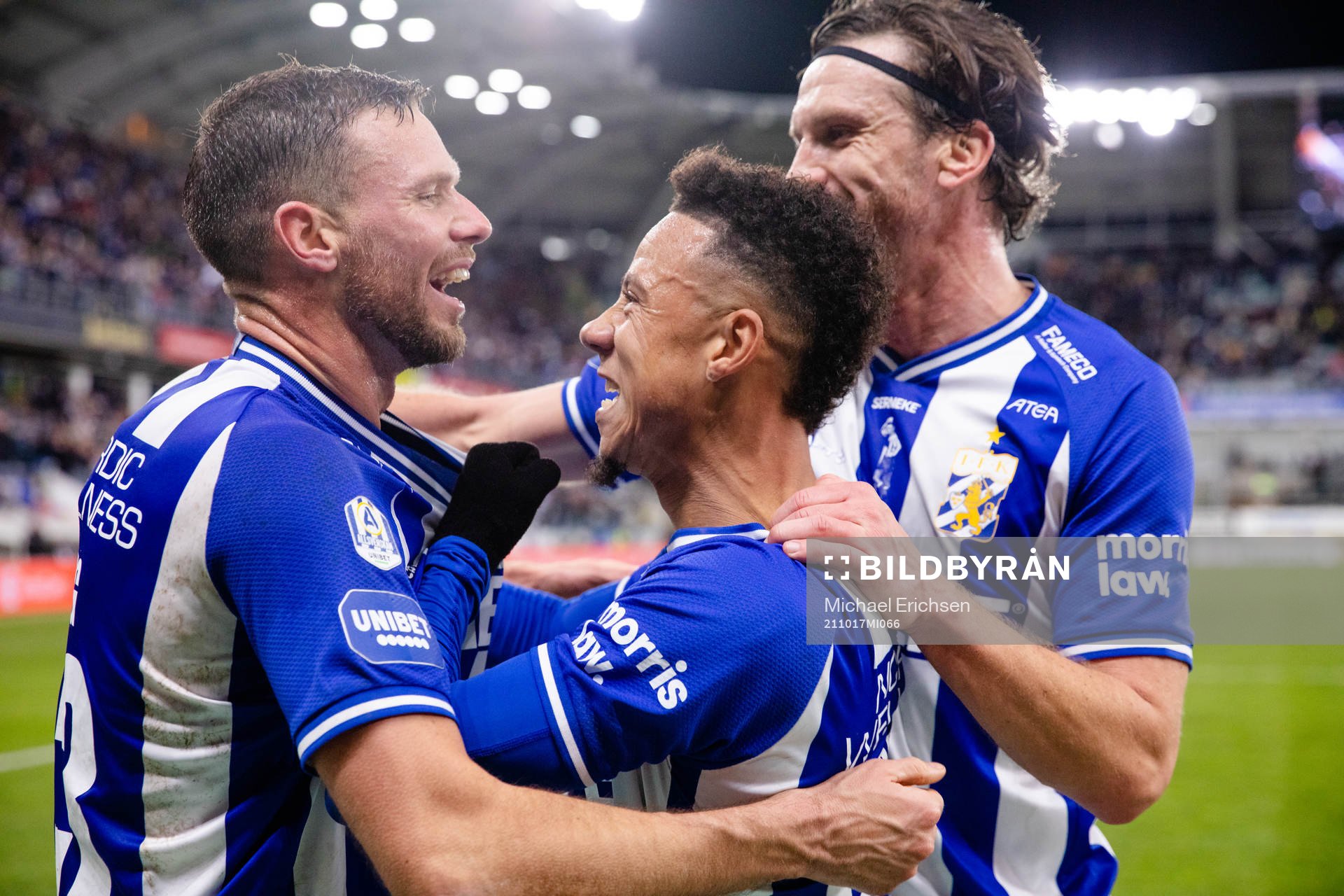 IFK Göteborgs Marcus Berg jublar ihop med Tobias Sana och