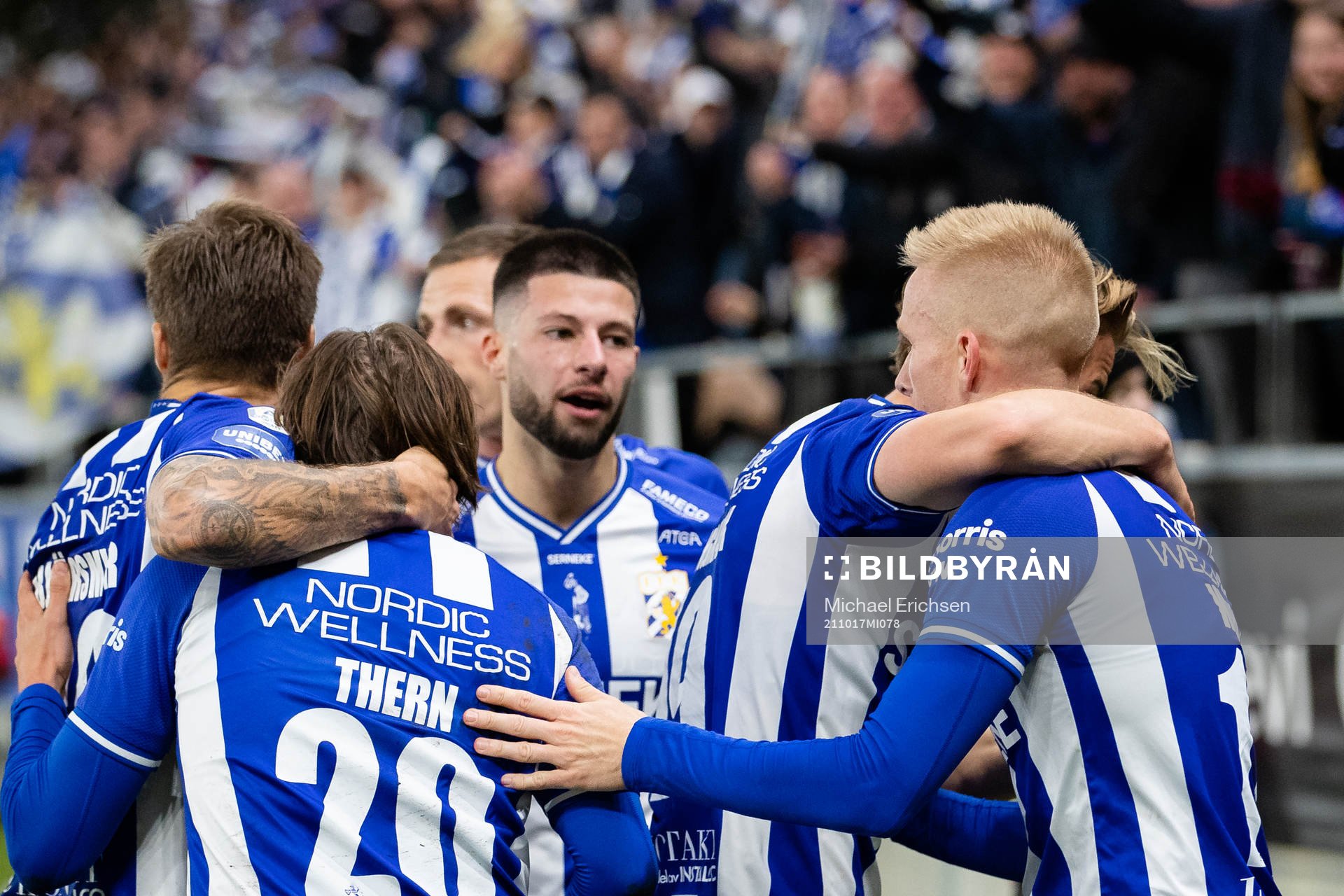 IFK Göteborgs Oscar Wendt  jublar ihop med lagkamrater