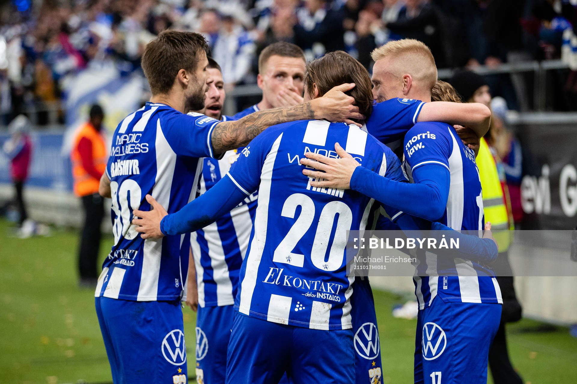 IFK Göteborgs Oscar Wendt  jublar ihop med lagkamrater