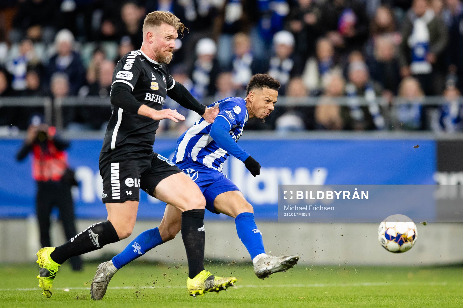 Örebros Michael Almebäck och IFK Göteborgs Tobias Sana