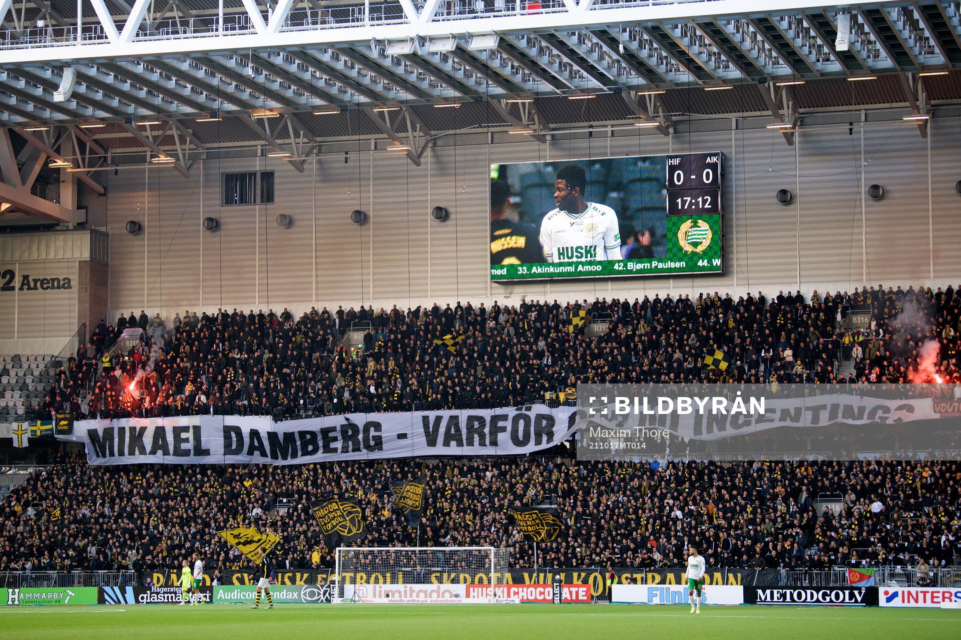 s supportrar med en banderoll