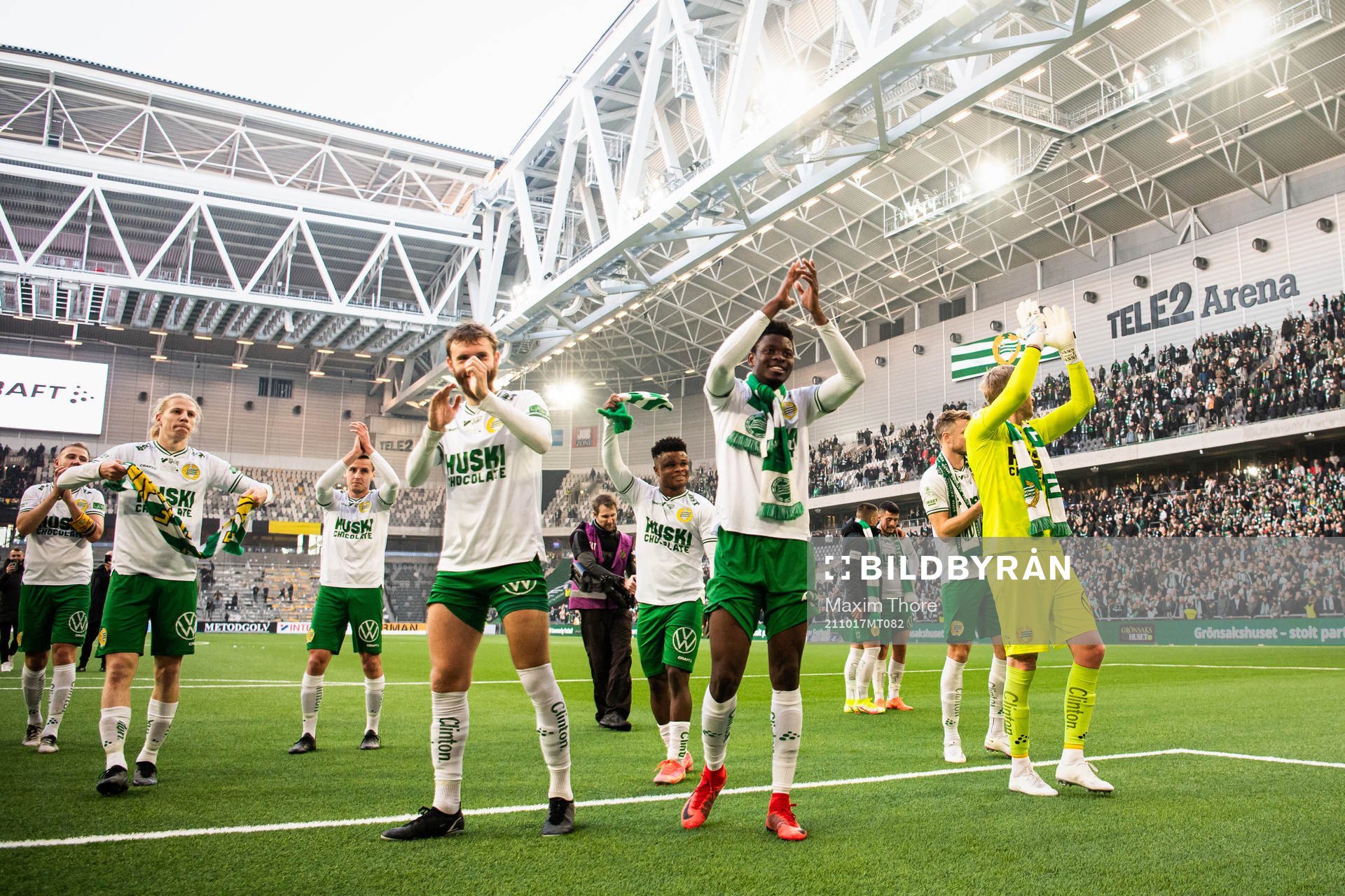 Hammarbys Simon Sandberg, Aziz Mohammed Ouattara och målvakt David Ousted jublar efter fotbollsmatchen i Allsvenskan mellan Hammarby och AIK den 17 oktober 2021 i Stockholm.