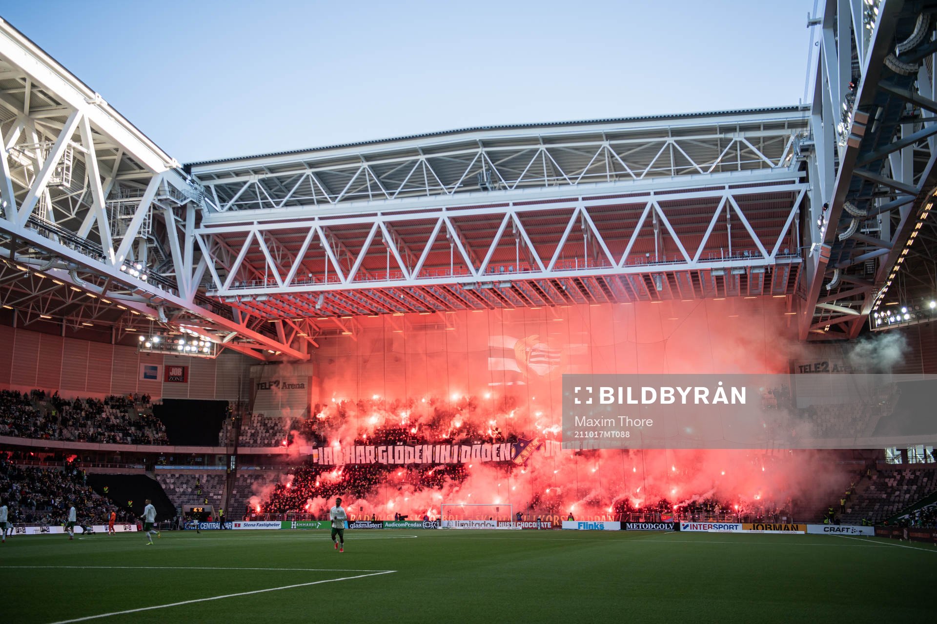 s supportrar med pyroteknik
