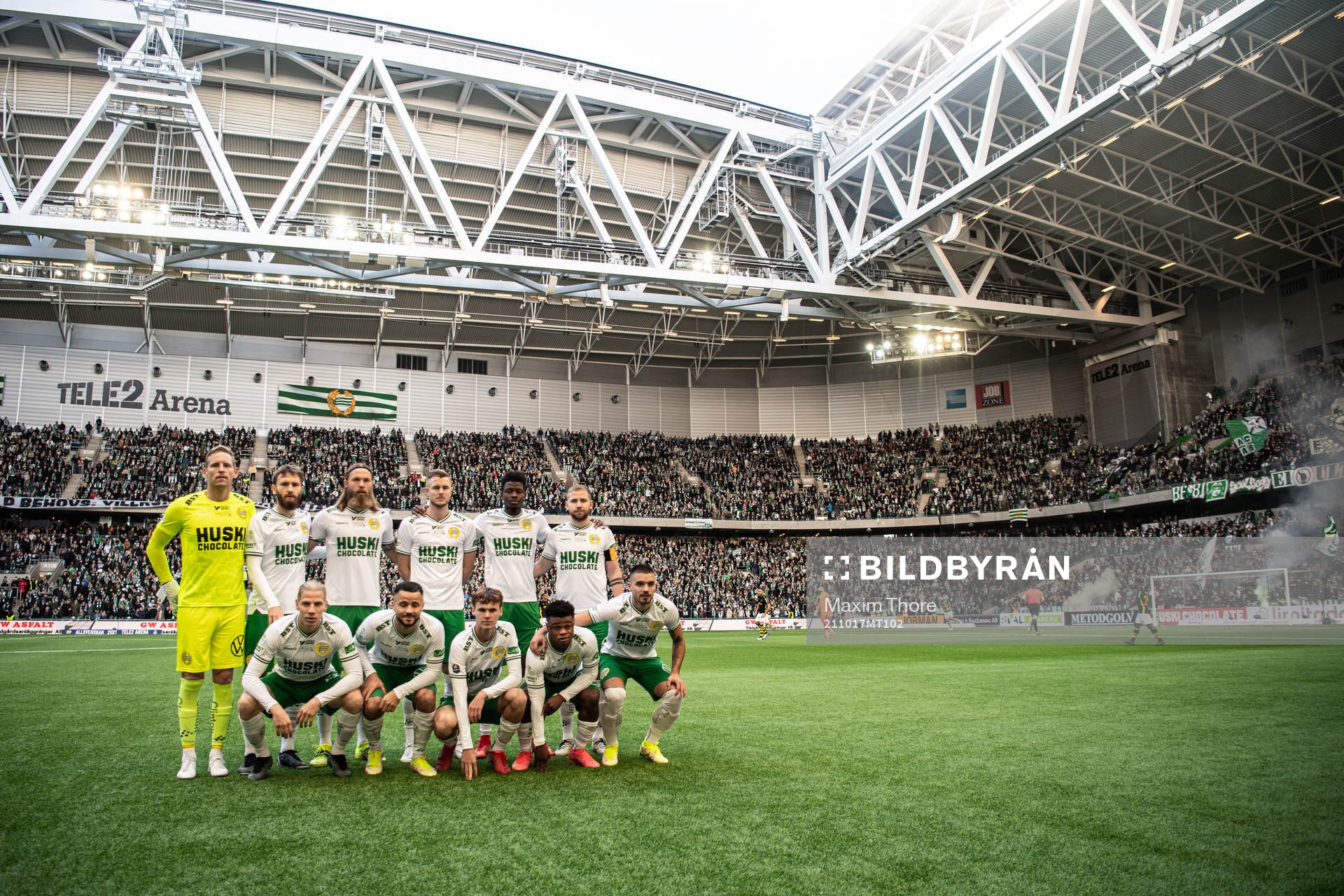 Hammarbys målvakt David Ousted, Simon Sandberg, Björn Paulsen, Richard Magyar, Aziz Mohammed Ouattara, Darijan Bojanic, Gustav Ludwigson, Mohanad Jeahze, Williot Swedberg, Aziz Mohammed Ouattara och Vladimir Rodic poserar för en lagbild inför fotbollsmatchen i Allsvenskan mellan Hammarby och AIK den 17 oktober 2021 i Stockholm.
