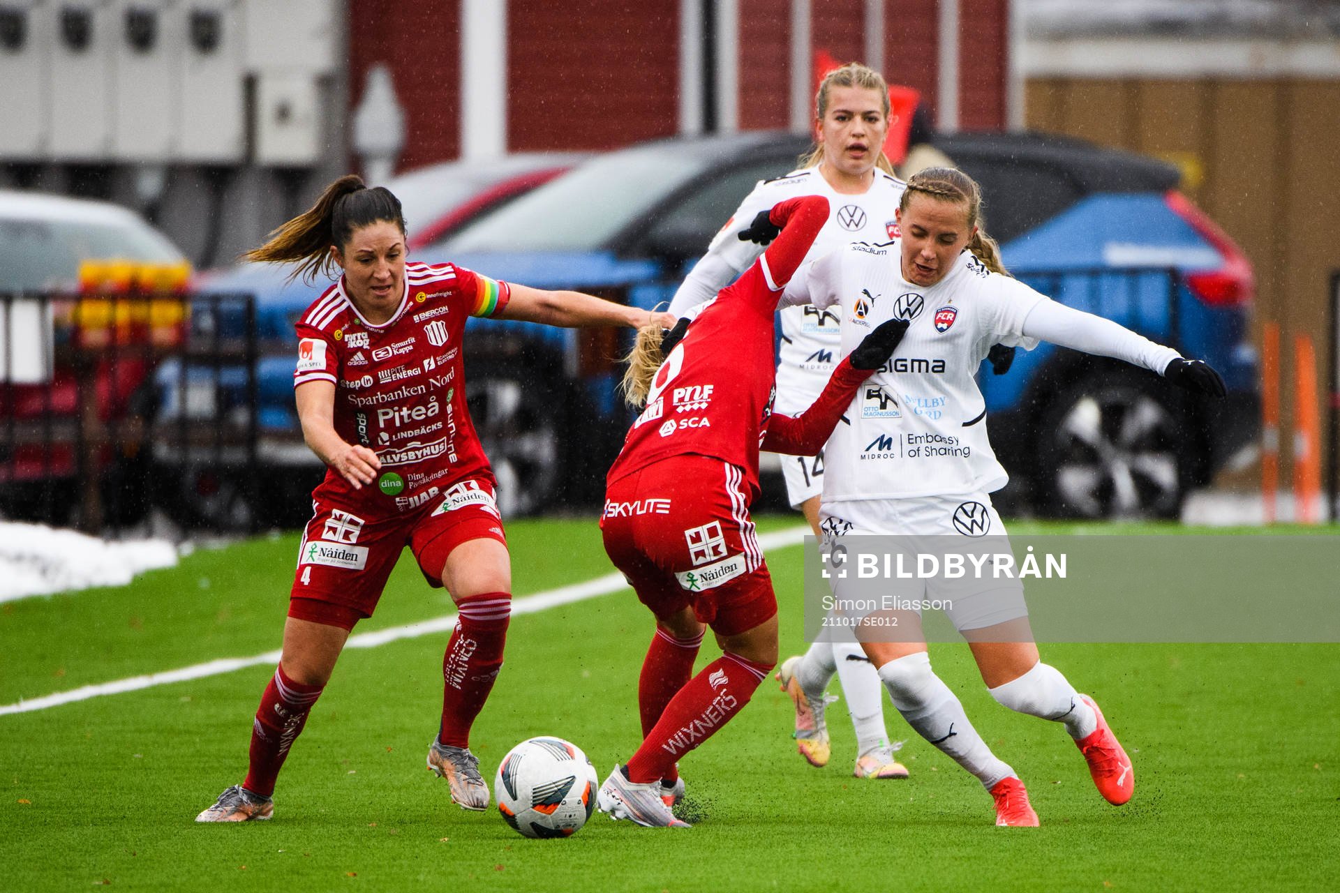 Piteås Sofia Wännerdahl och Rosengårds Ria Noora Minerva Öling under fotbollsmatchen i Damallsvenskan mellan Piteå och FC Rosengård den 17 oktober 2021 i Piteå.