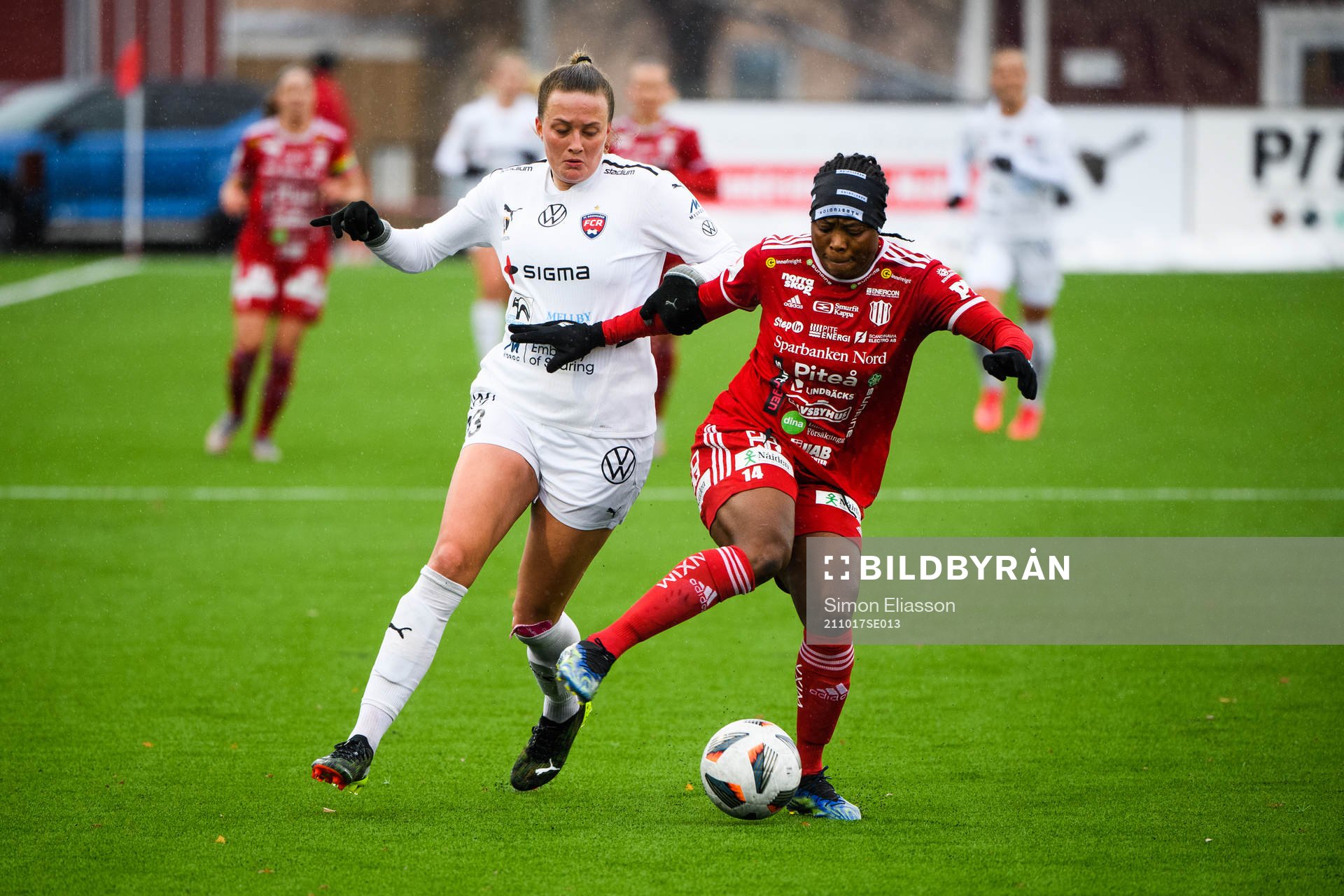 Rosengårds Stefanie Sanders och Piteås Faith Ikidi Michael