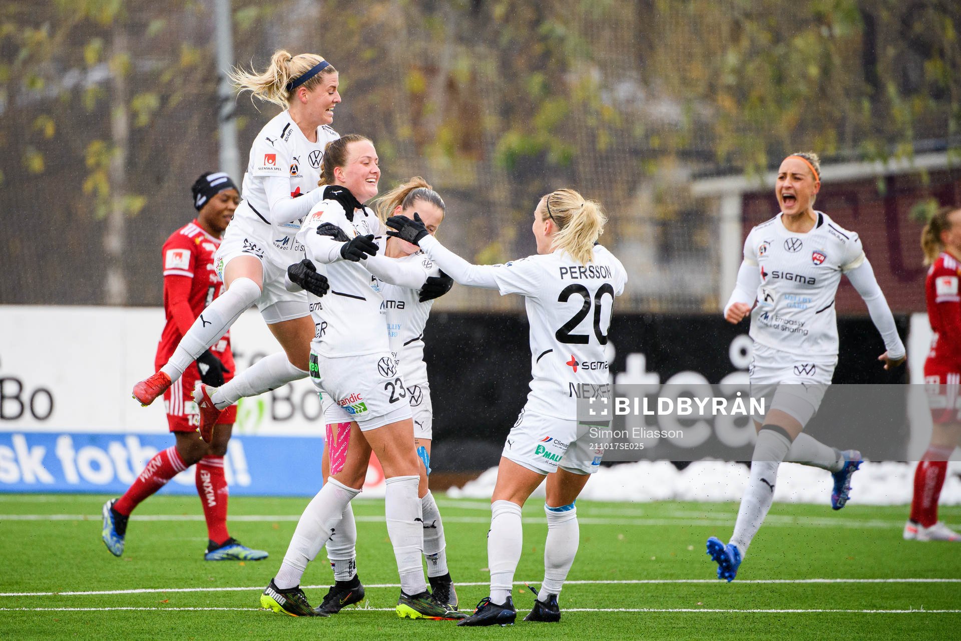 Rosengårds Olivia Schough och Stefanie Sanders jublar