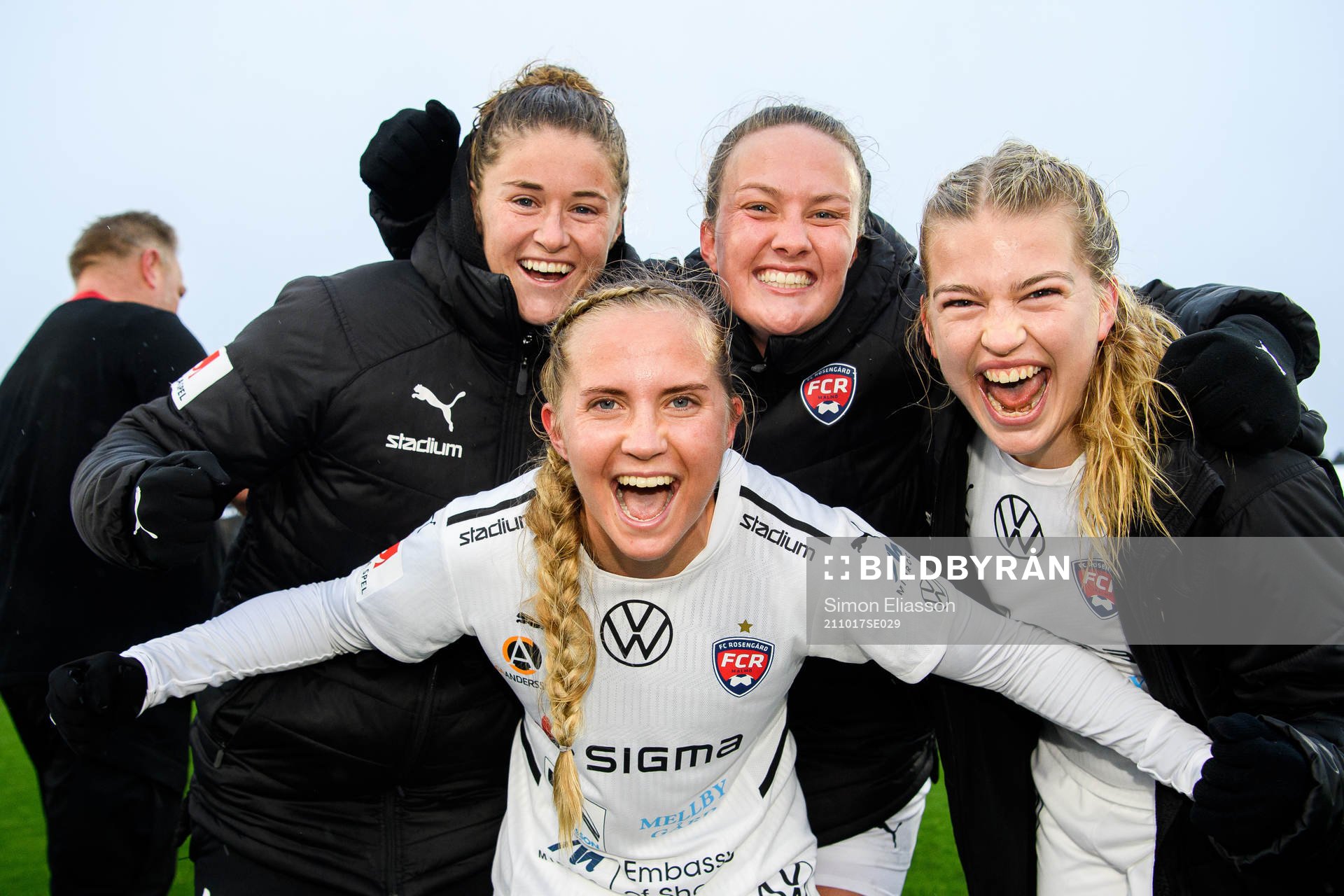 Rosengårds Ria Noora Minerva Öling jublar med lagkamrater efter fotbollsmatchen i Damallsvenskan mellan Piteå och FC Rosengård den 17 oktober 2021 i Piteå.