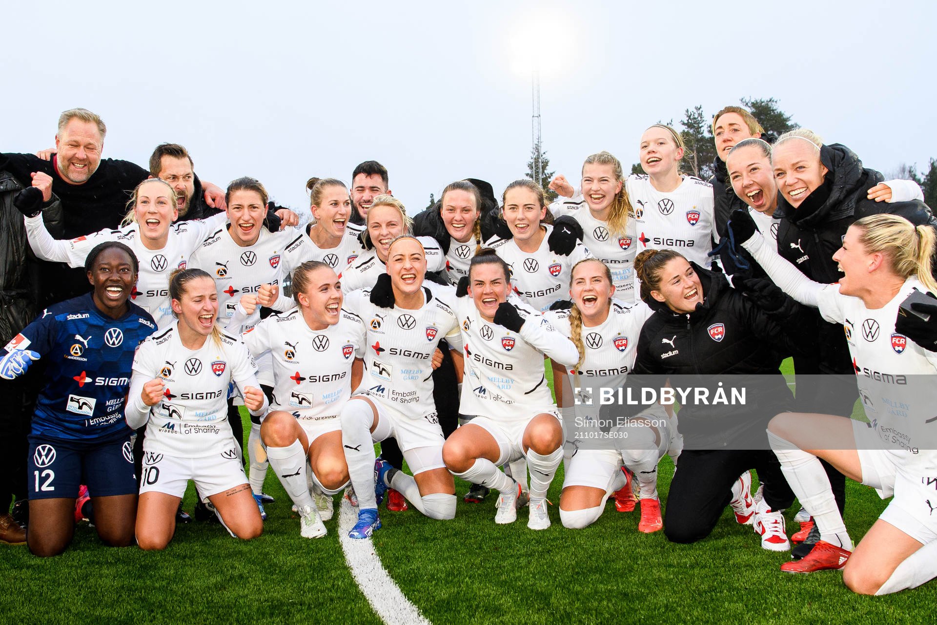 Rosengårds  spelare och ledare jublar