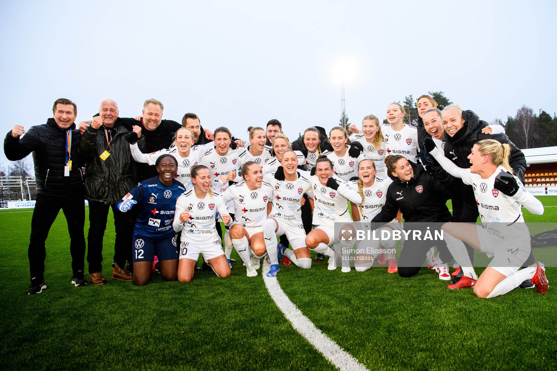 Rosengårds  spelare och ledare jublar