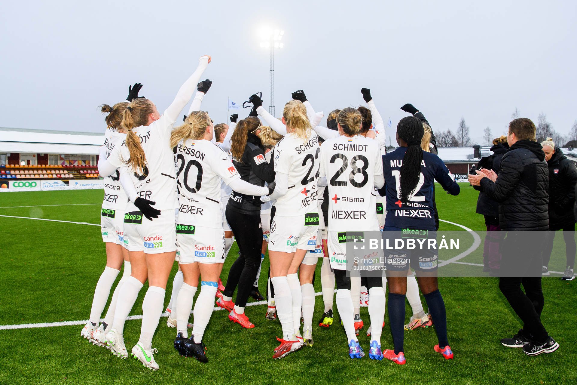 Rosengårds  spelare och ledare jublar