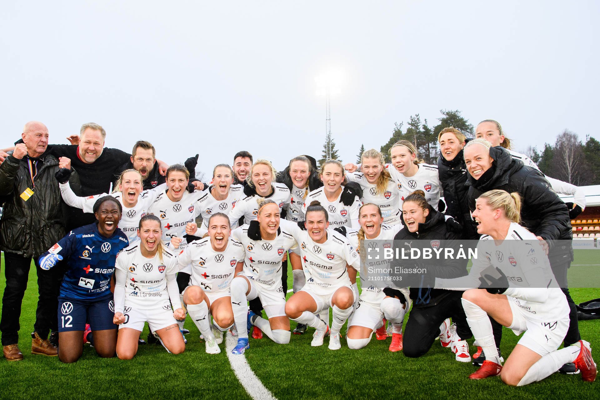 Rosengårds  spelare och ledare jublar