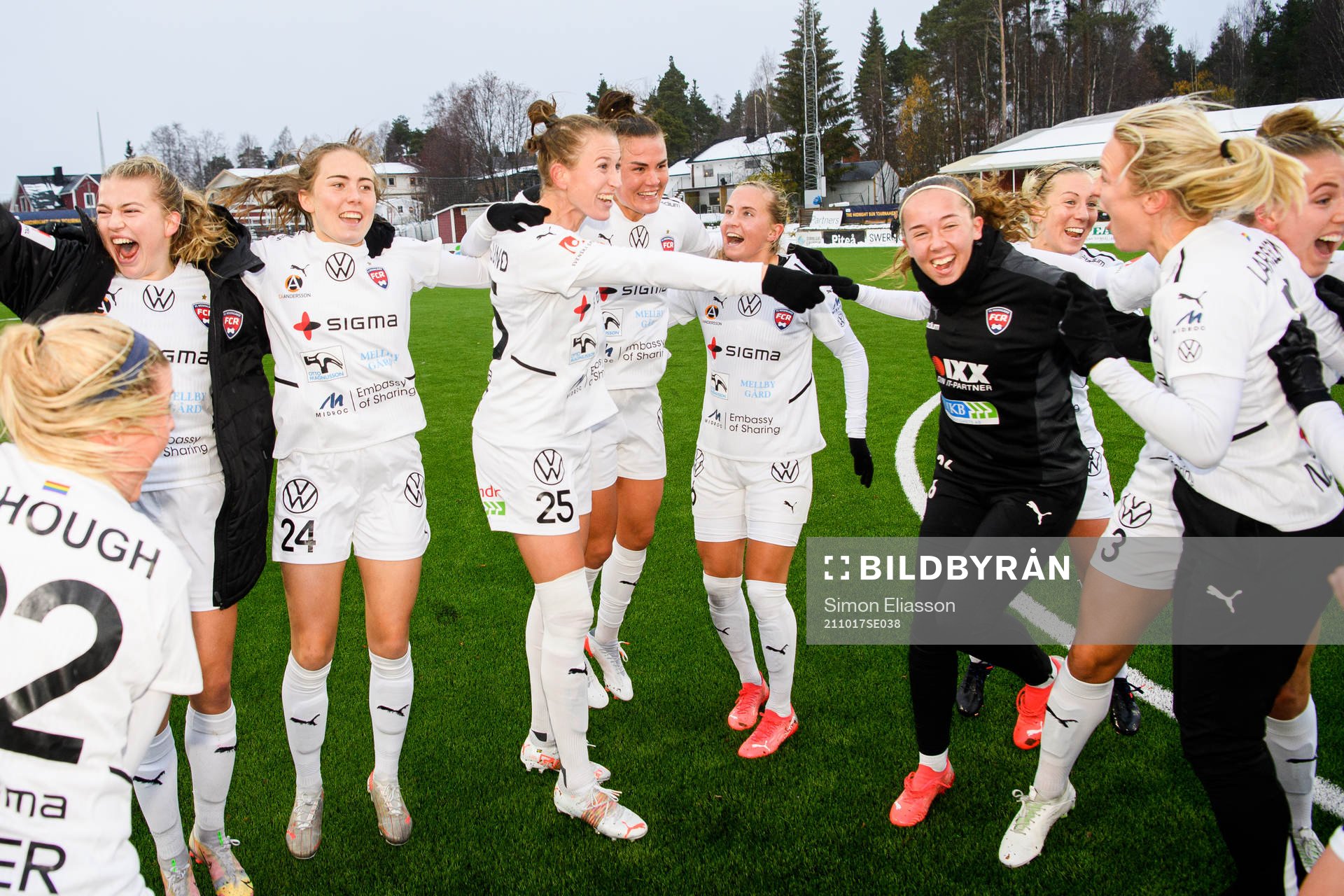 Rosengårds spelare jublar