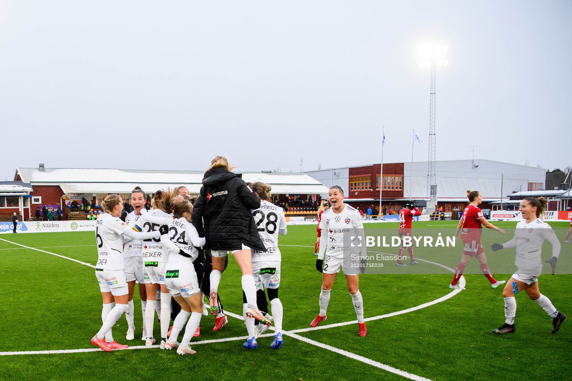 Rosengårds spelare jublar