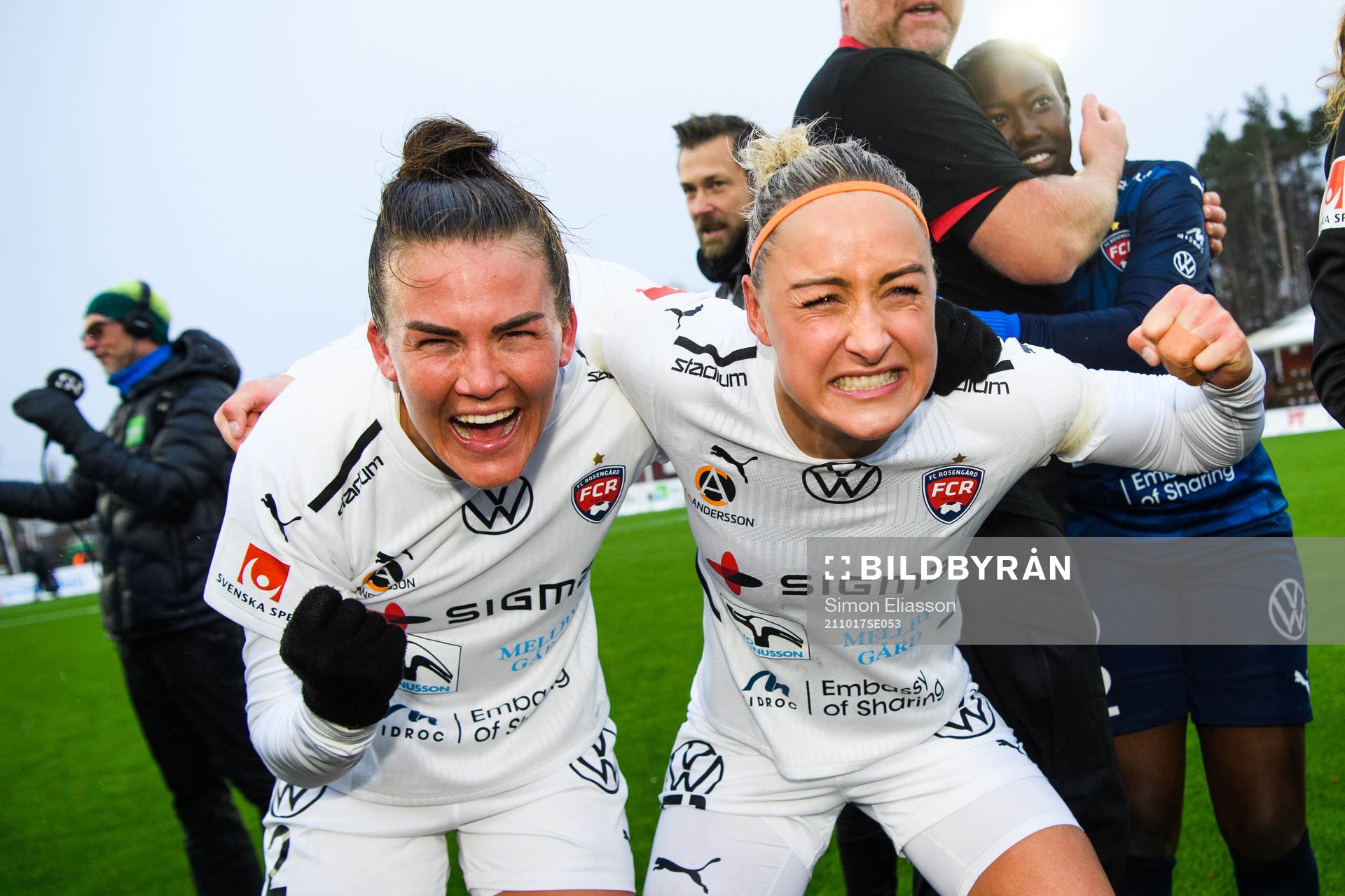 Rosengårds Katrine Veje och Sanne Troelsgaard jublar