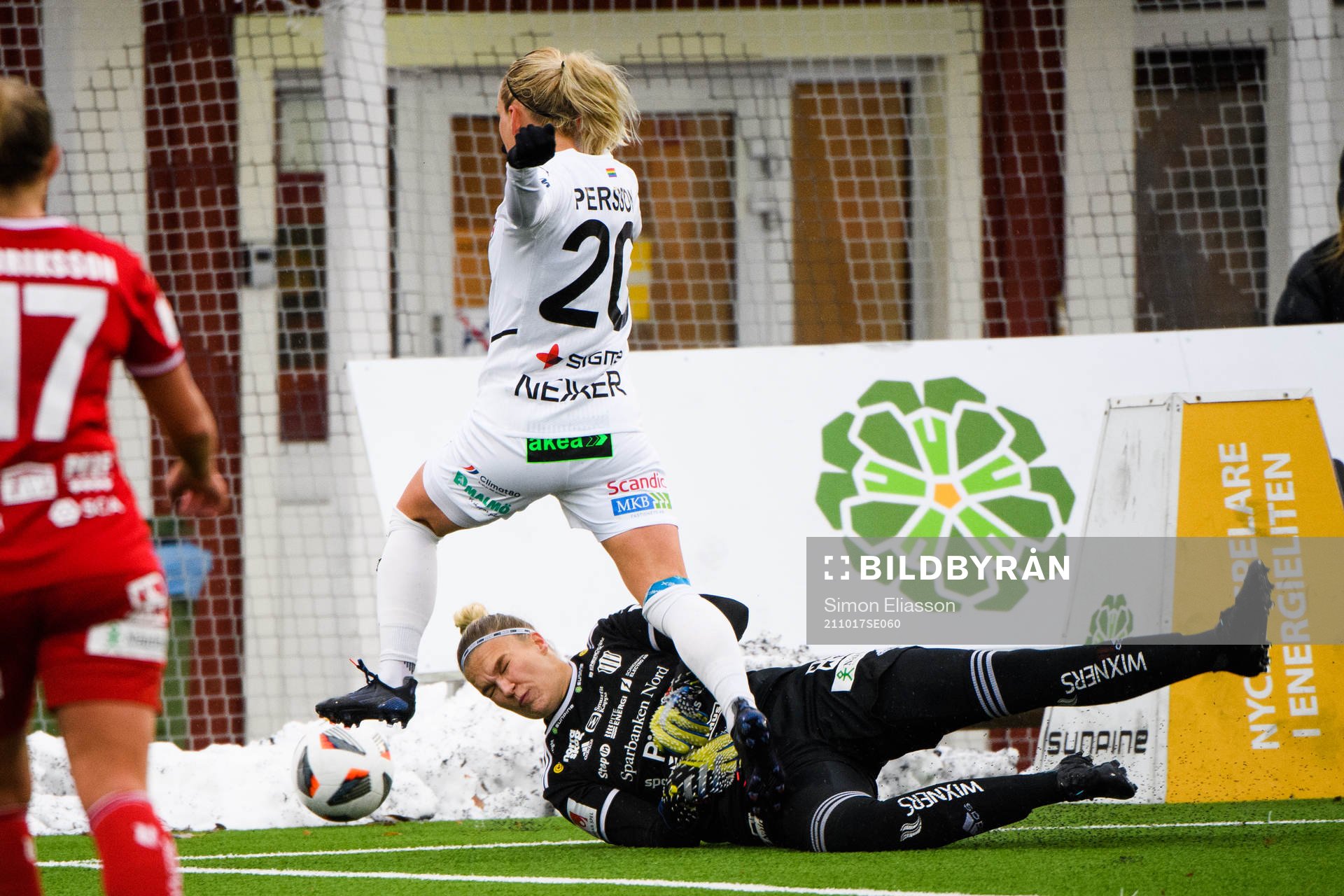 Rosengårds Mia Persson och Piteås målvakt Nichole Persson
