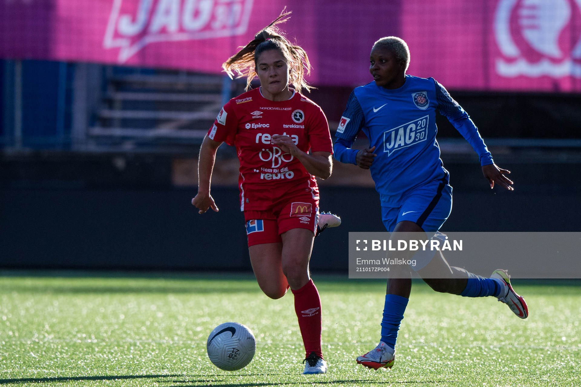 Örebros Carly Wickenheiser och Eskilstunas Ngozi Sonia