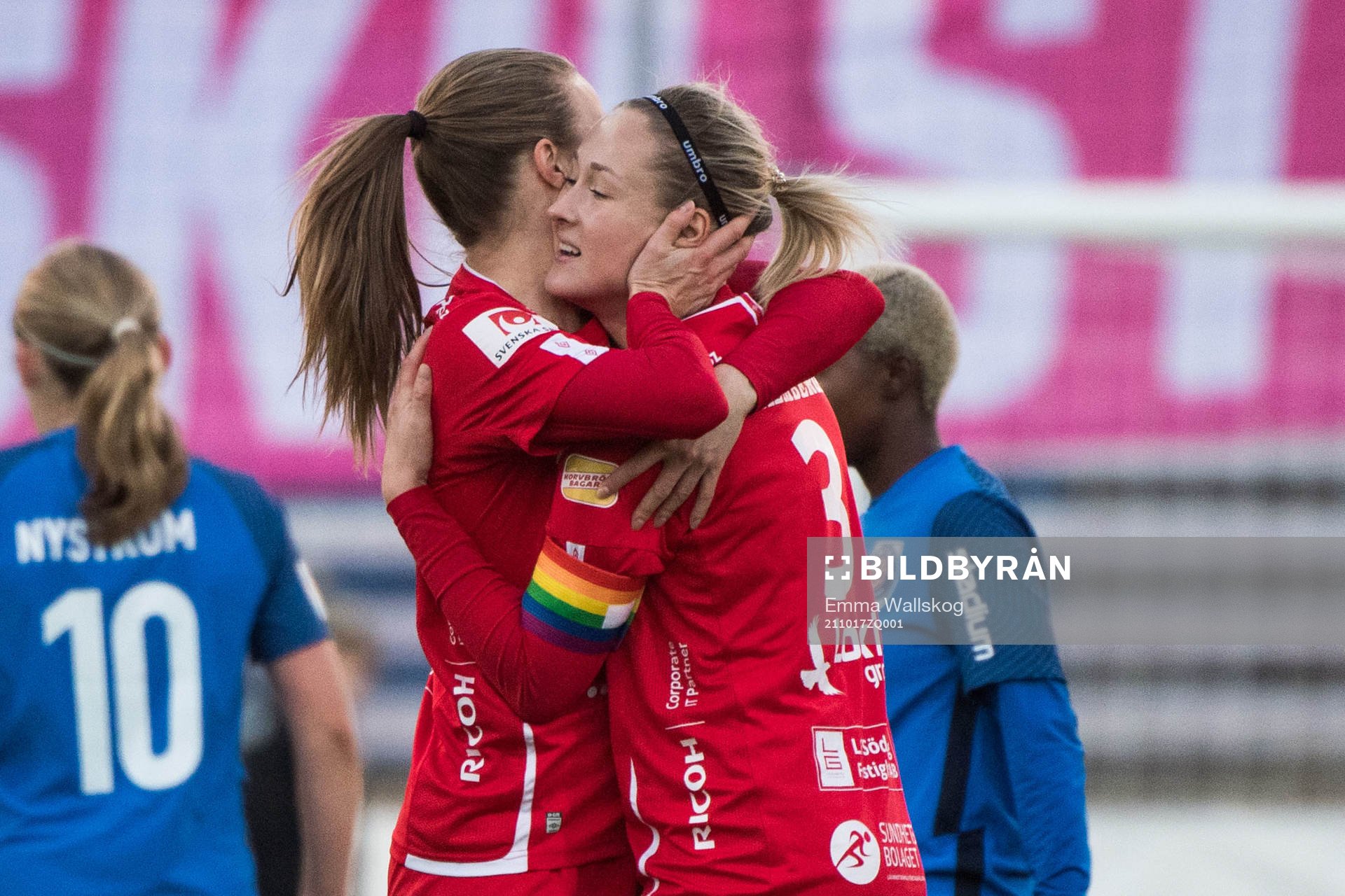 Örebros Heidi Kollanen och Sanna Kullberg jublar