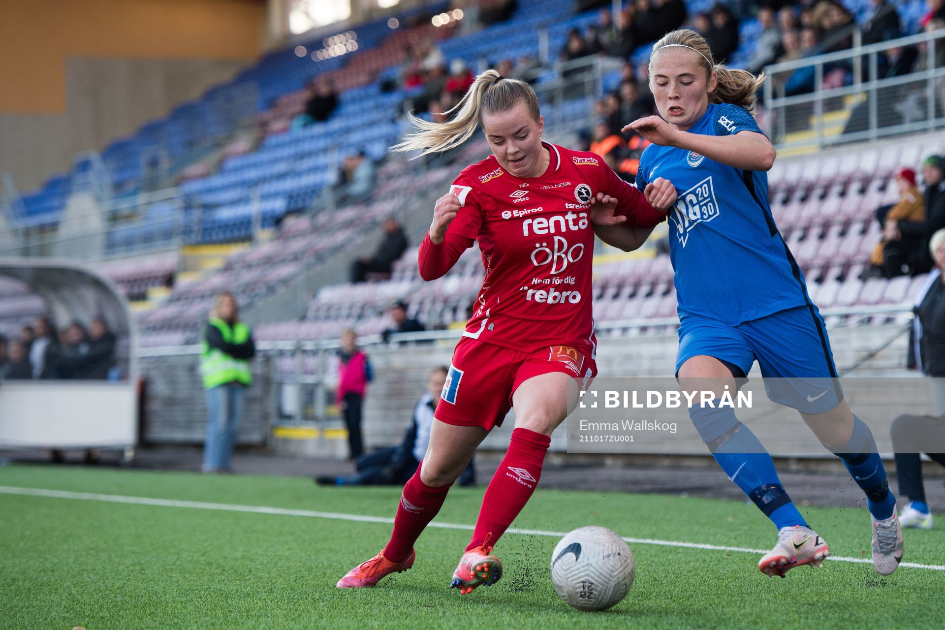 Örebros Berglind Ros Augustdottir och Eskilstunas Paulina