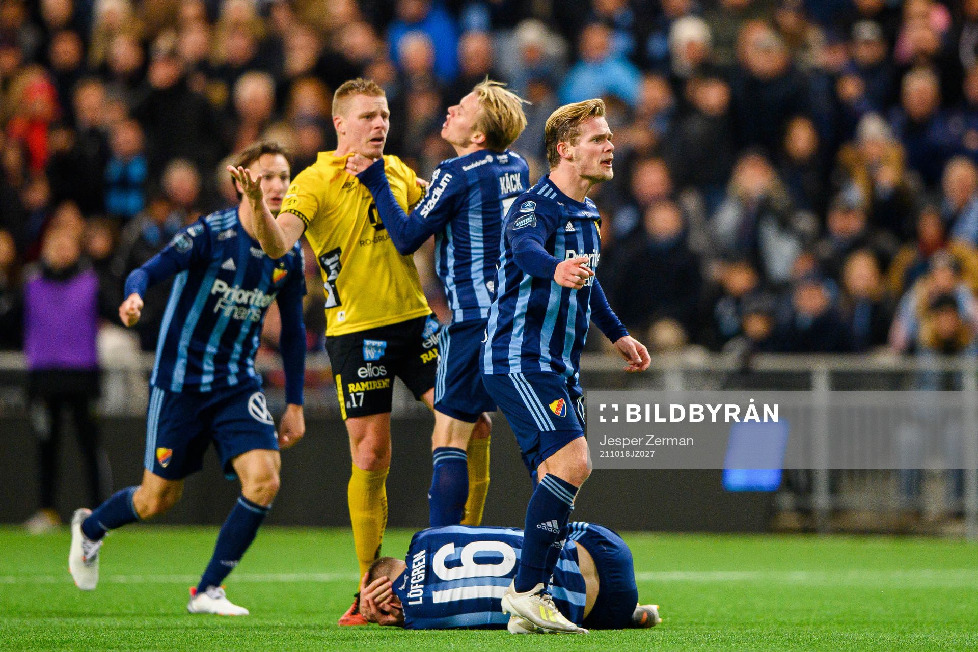 Elfsborgs Per Frick i en situation med Djurgårdens Elliot