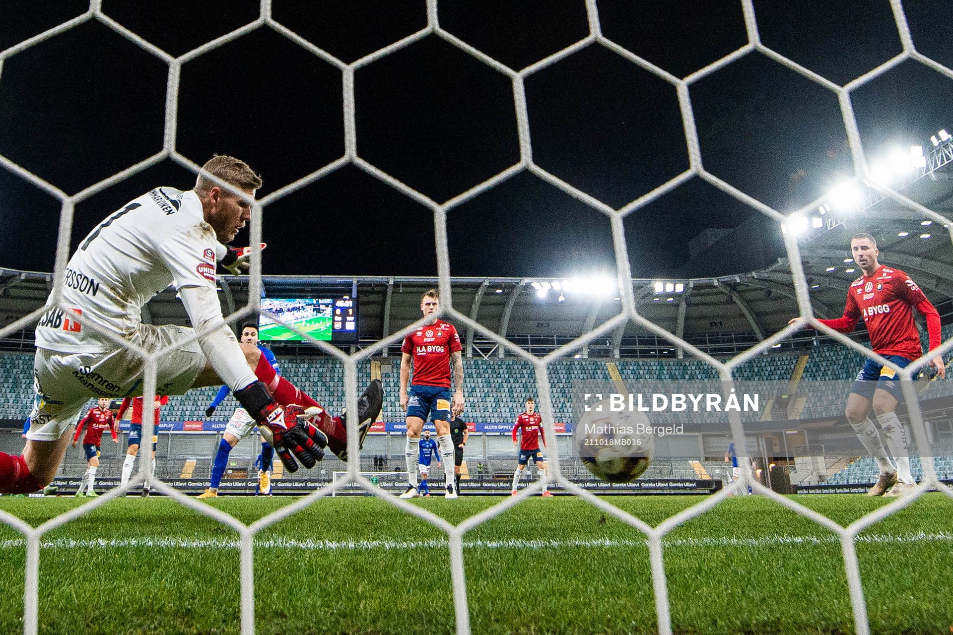 Örgrytes målvakt Fredrik Andersson släpper in 0-2