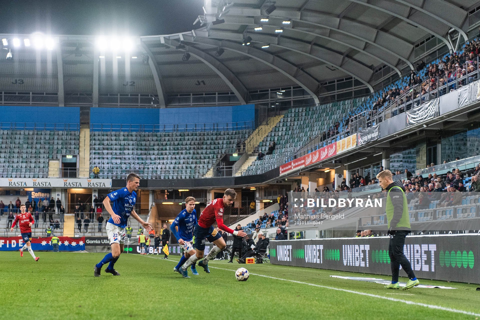 Trelleborgs Johan Blomberg och Fredrik Liverstam i kamp med Örgrytes Ajdin Zeljkovic under fotbollsmatchen i Superettan mellan Örgryte och Trelleborg den 18 oktober 2021 i Göteborg.