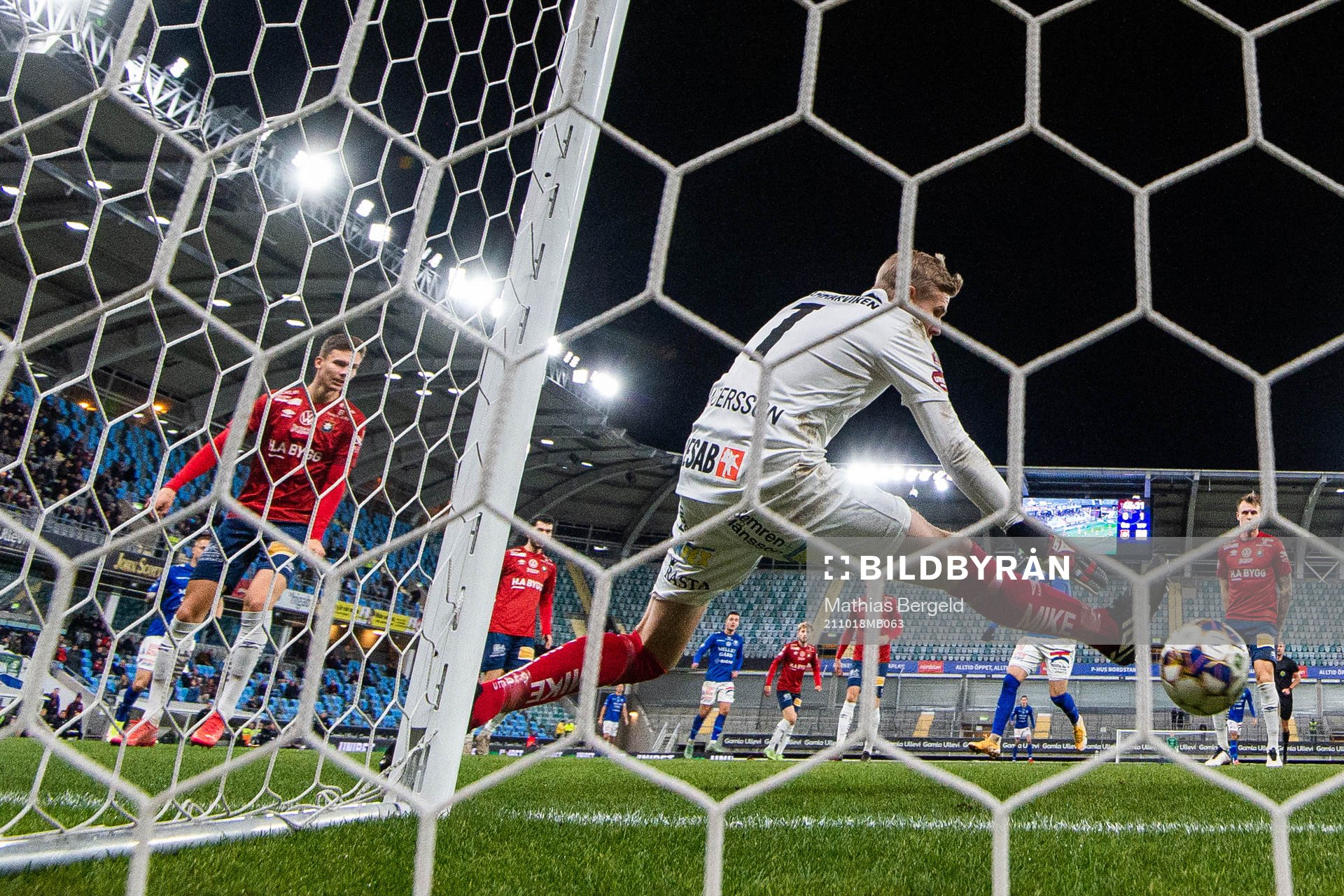 Örgrytes Arvid Brorsson och målvakt Fredrik Andersson ser