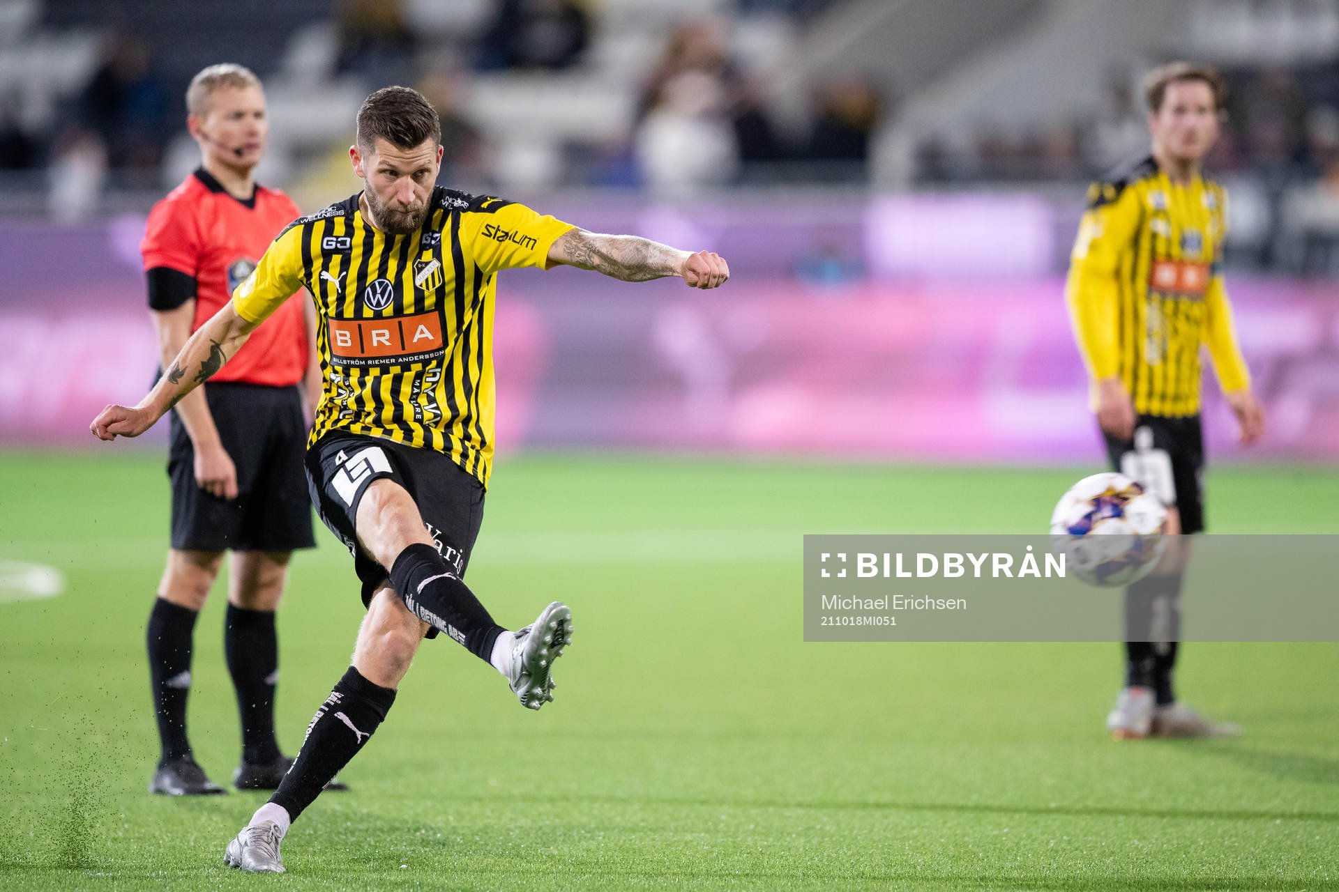 Häckens Joona Toivio skjuter 4-0 på frispark