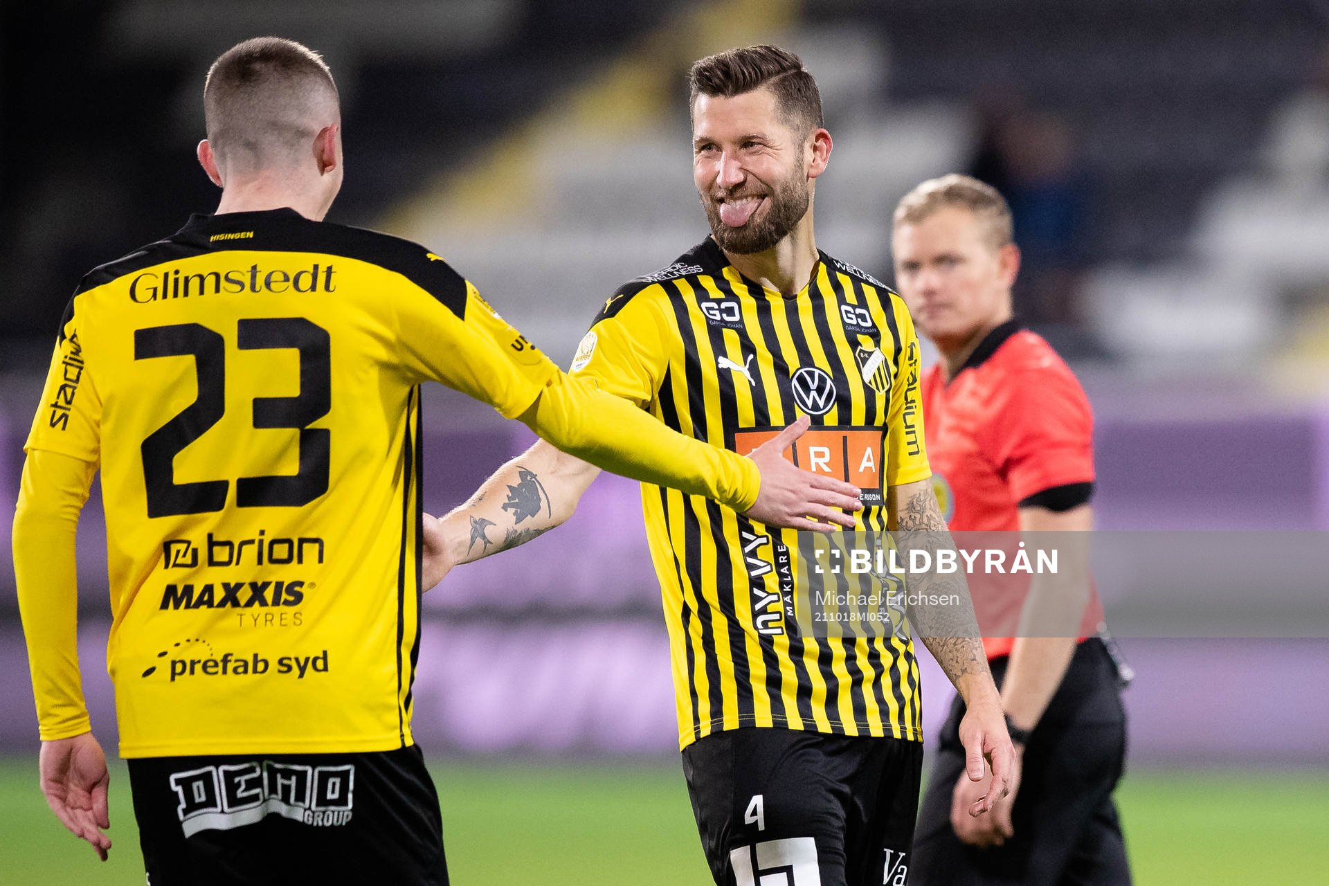 Häckens Joona Toivio jublar ihop med mötande Patrik
