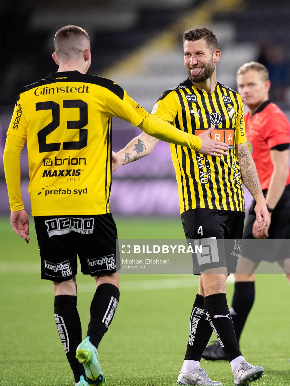 Häckens Joona Toivio jublar ihop med mötande Patrik