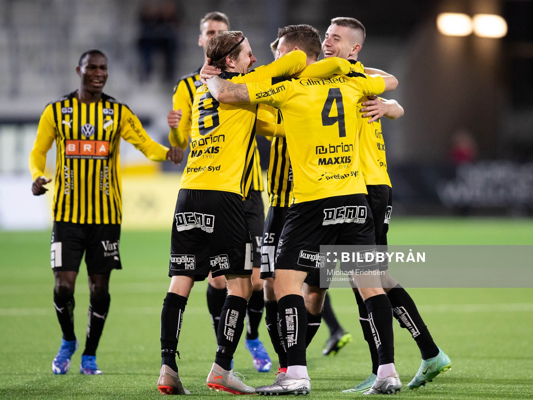 Häckens Joona Toivio jublar ihop med lagkamrater