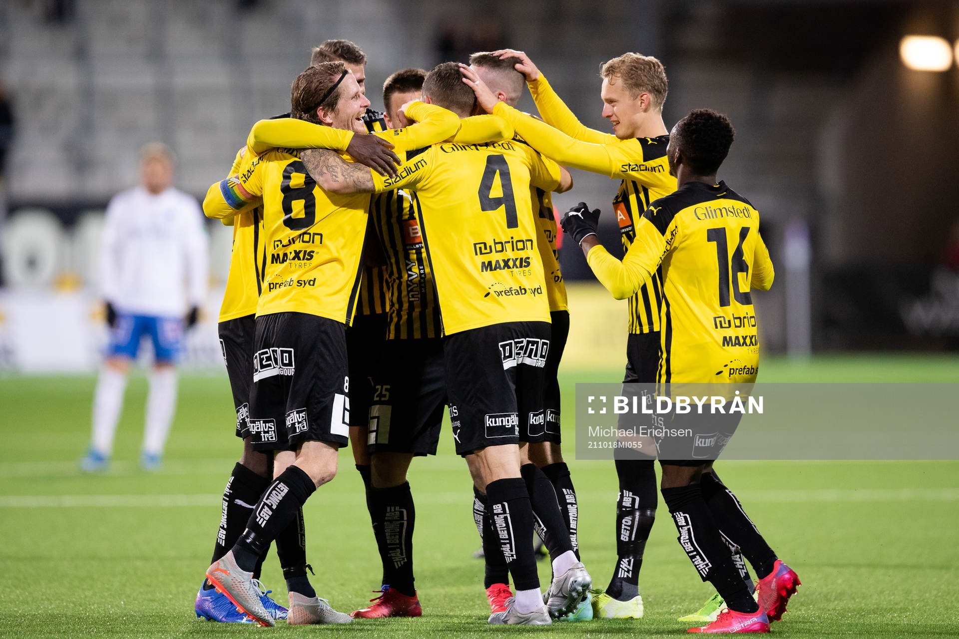 Häckens Joona Toivio jublar ihop med lagkamrater