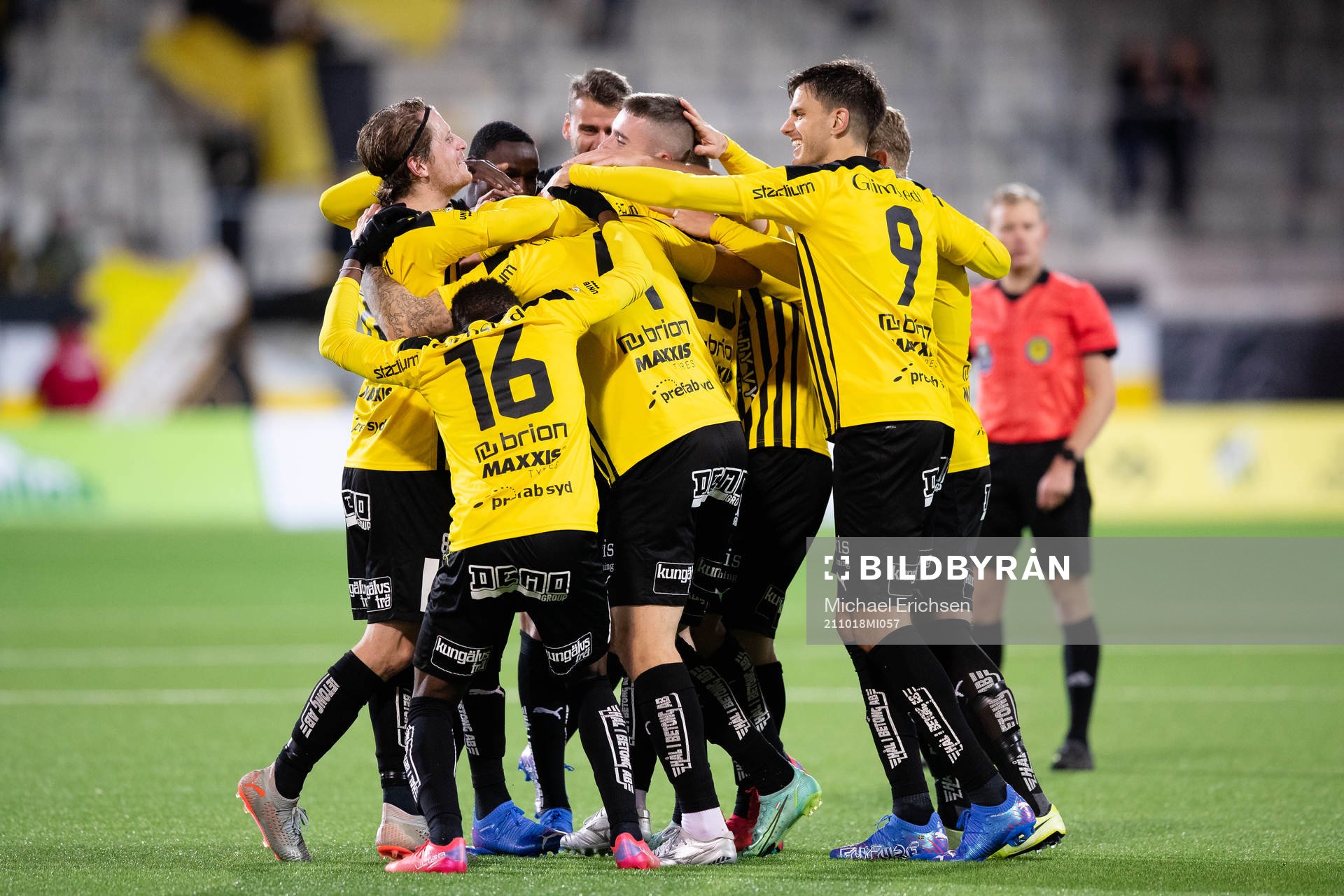 Häckens Joona Toivio jublar ihop med lagkamrater