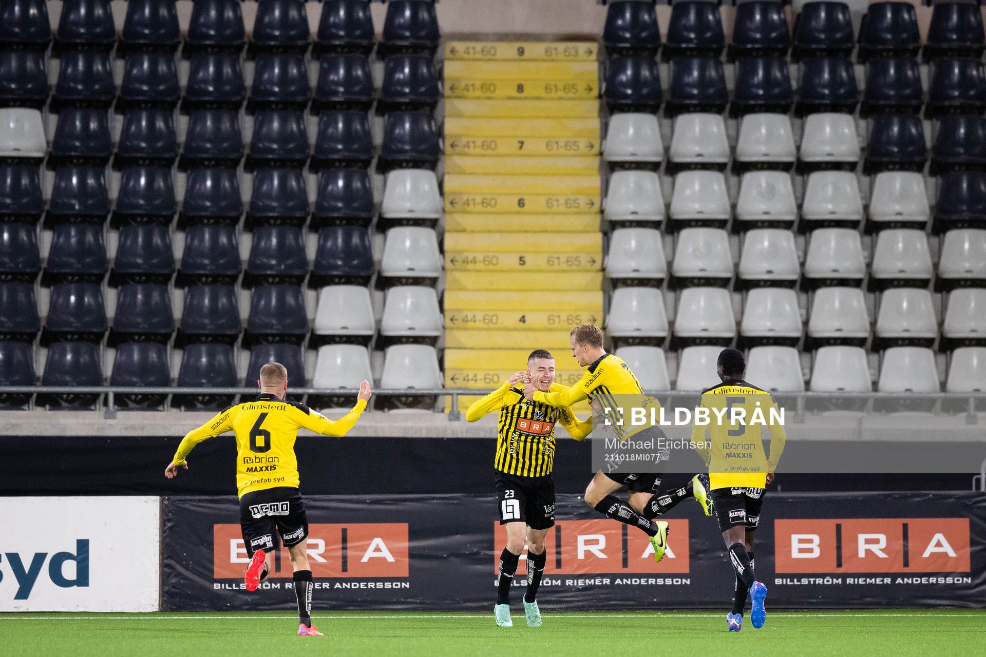 Häckens Patrik Wålemark jublar ihop med lagkamrater