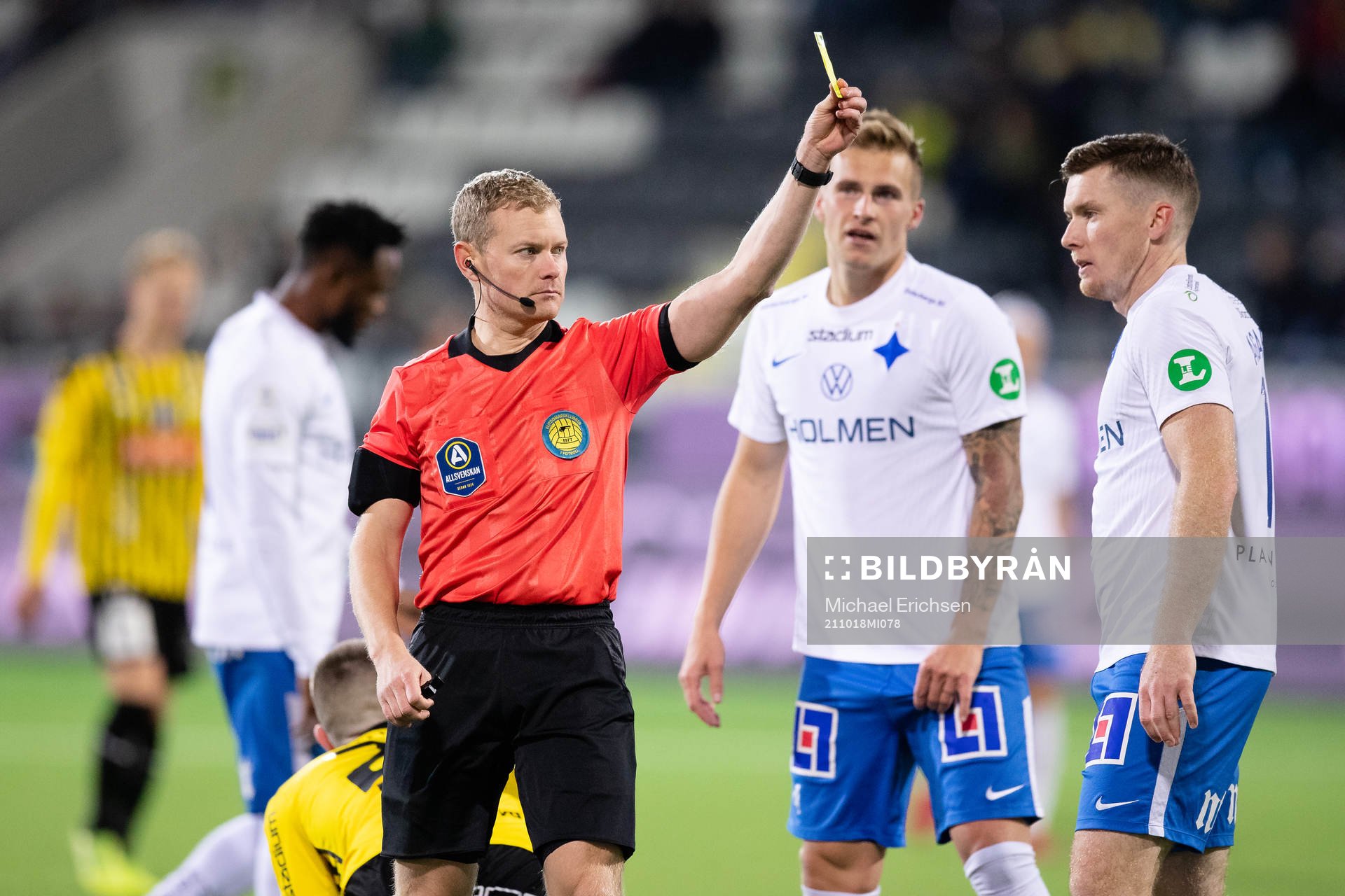 Domare Fredrik Klitte ger IFK Norrköpings Ari Skúlason