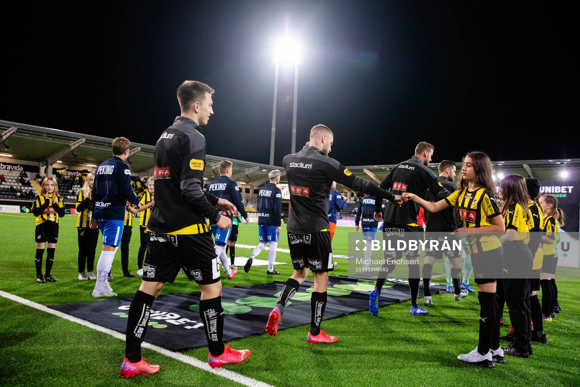Lagen på väg in för line up innan fotbollsmatchen i