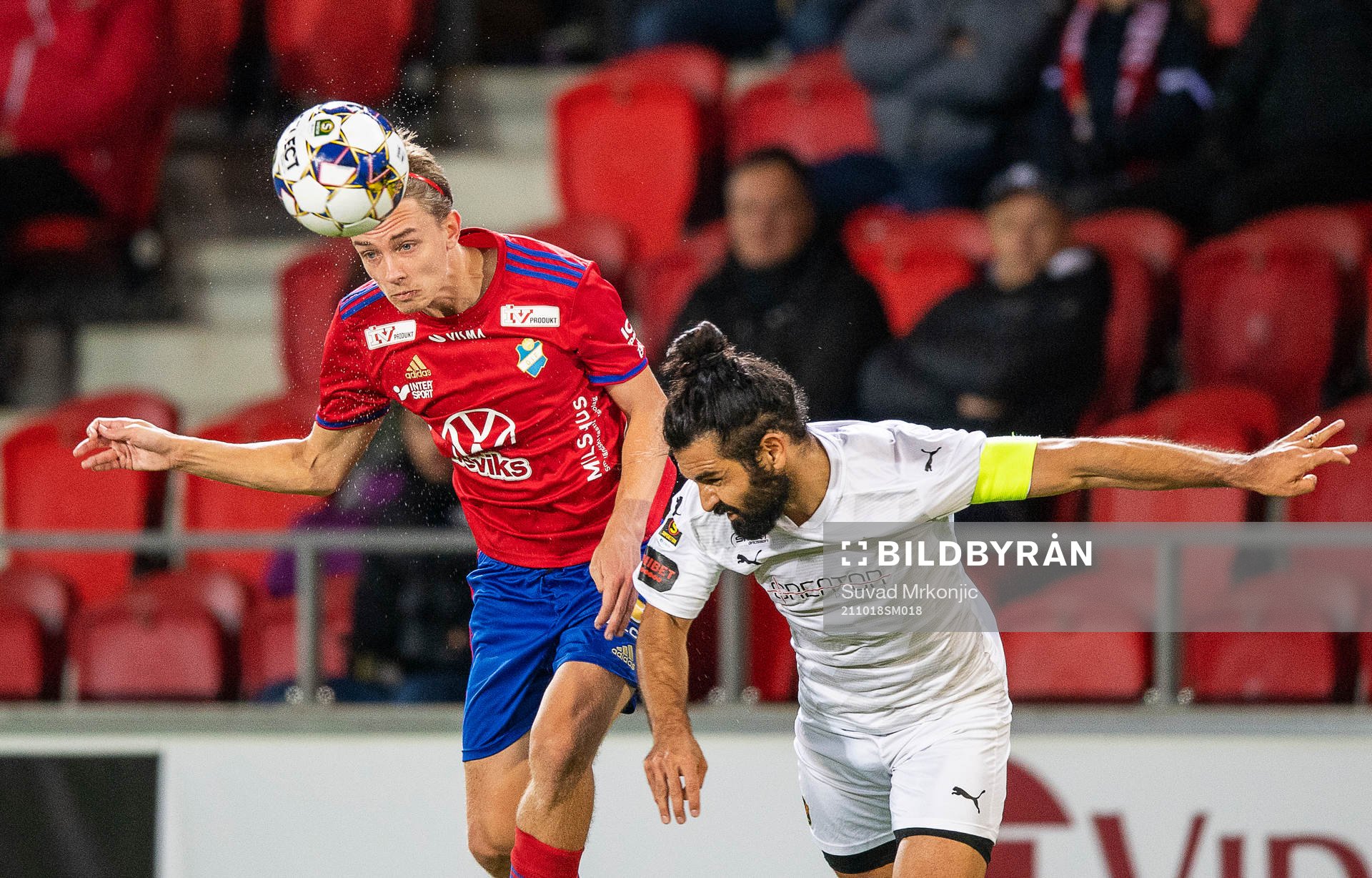 Östers Isak Magnusson och Vasalunds Peshraw Azizi under fotbollsmatchen i Superettan mellan Öster och Vasalund den 18 oktober 2021 i Växjö. 