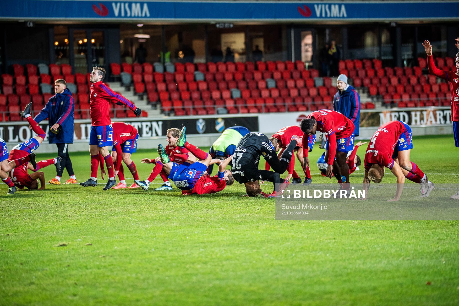 Östers spelare jublar och gör kullerbyttor