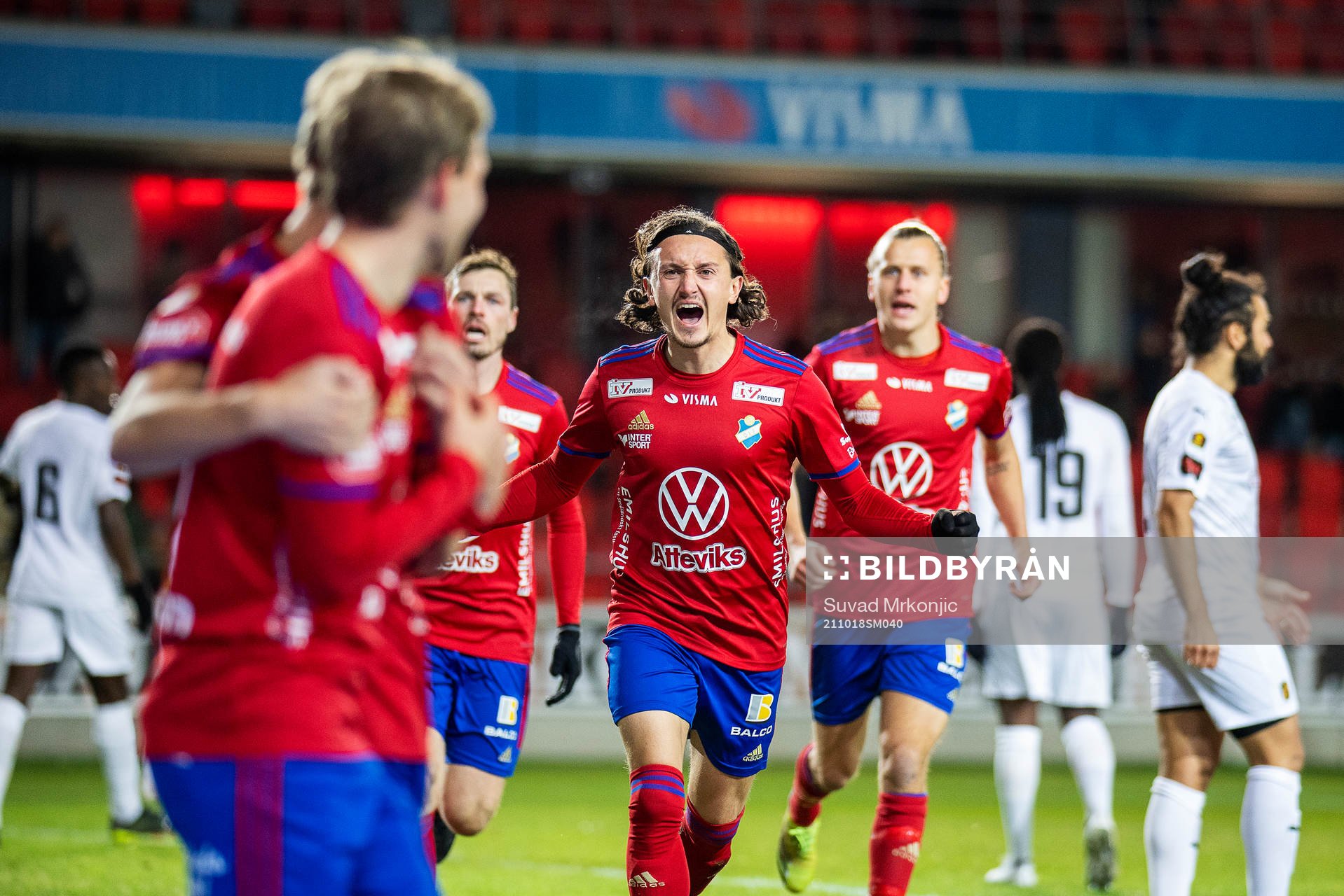Östers Mattias Pavic jublar med lagkamrater