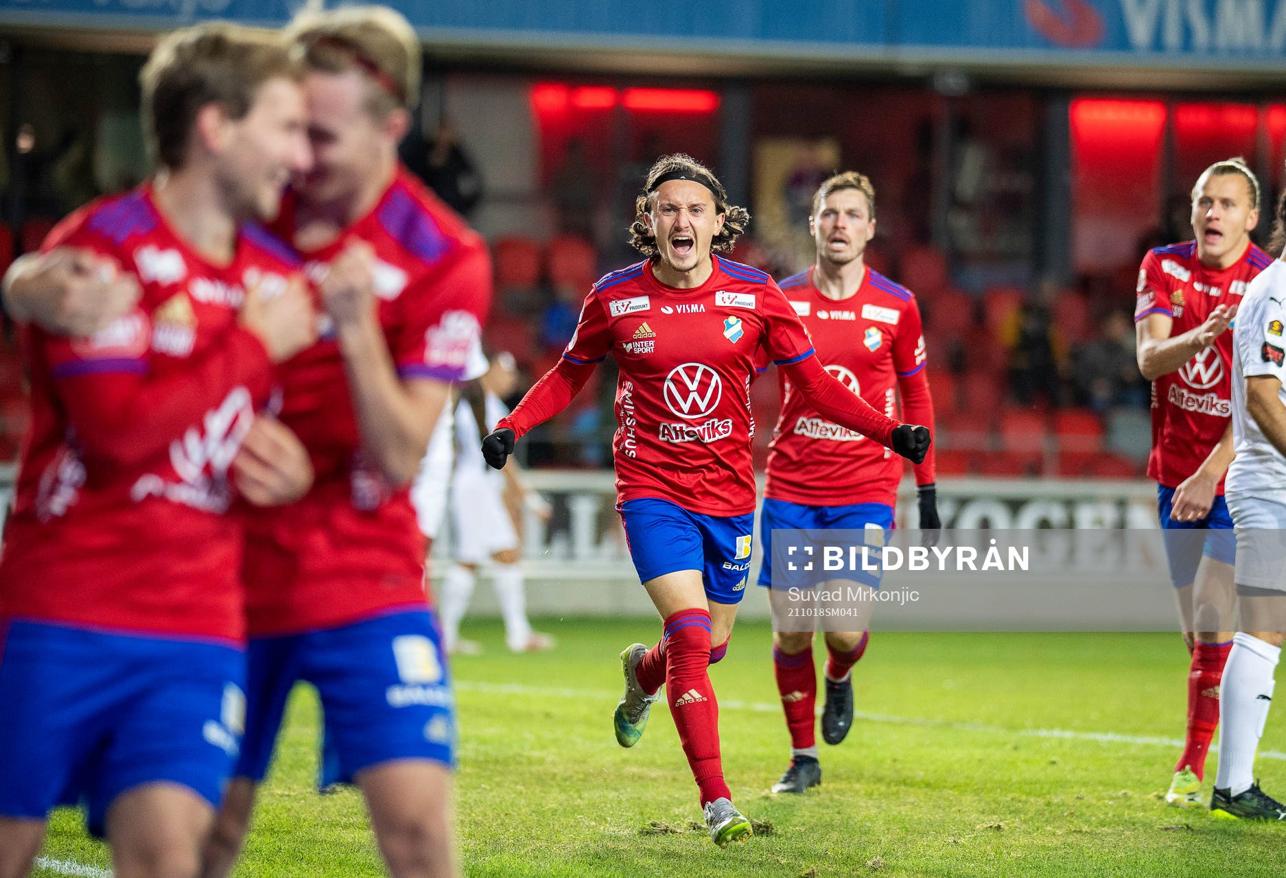Östers Mattias Pavic jublar med lagkamrater efter 2-2 under fotbollsmatchen i Superettan mellan Öster och Vasalund den 18 oktober 2021 i Växjö.