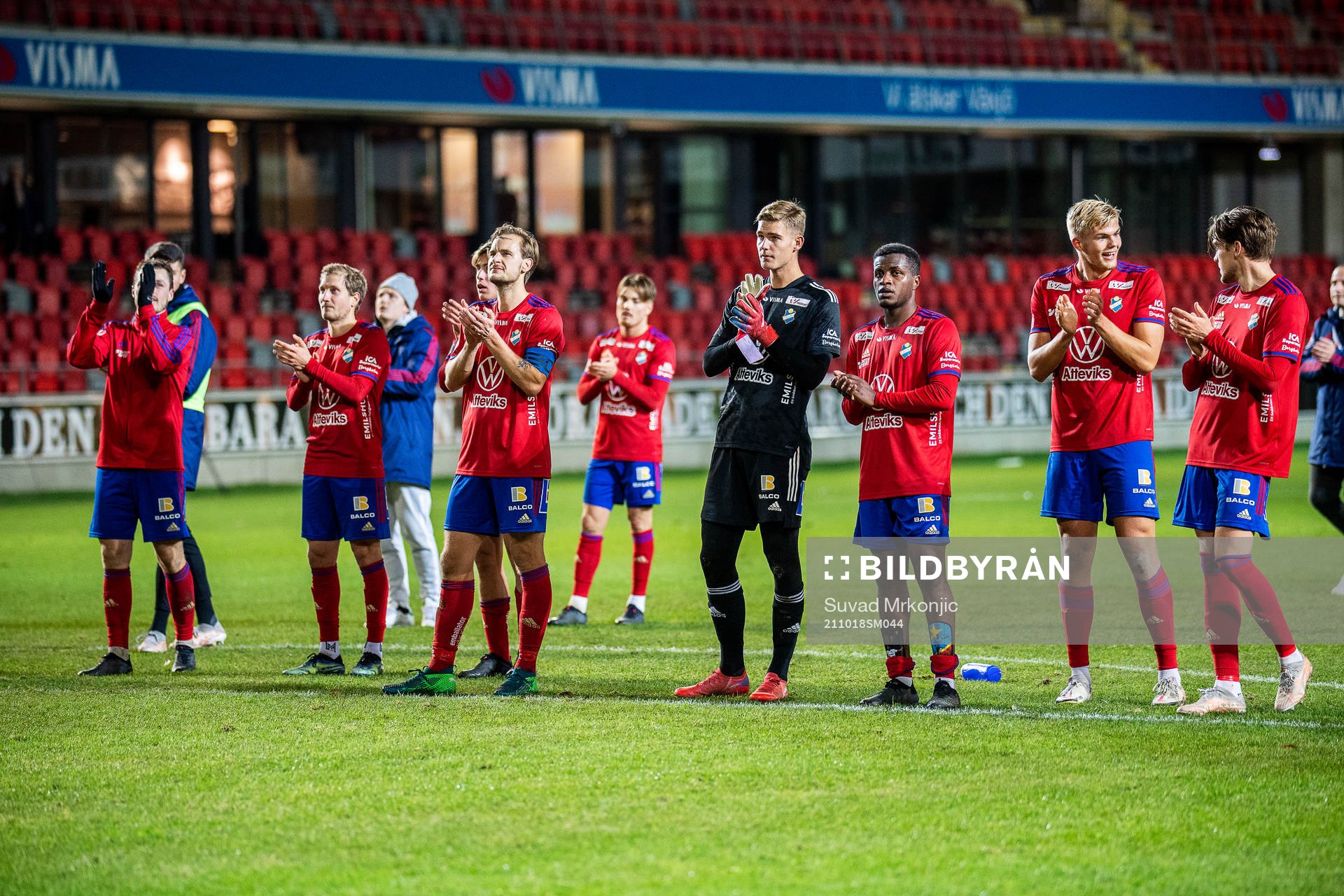 Östers spelare jublar efter fotbollsmatchen i Superettan mellan Öster och Vasalund den 18 oktober 2021 i Växjö. 